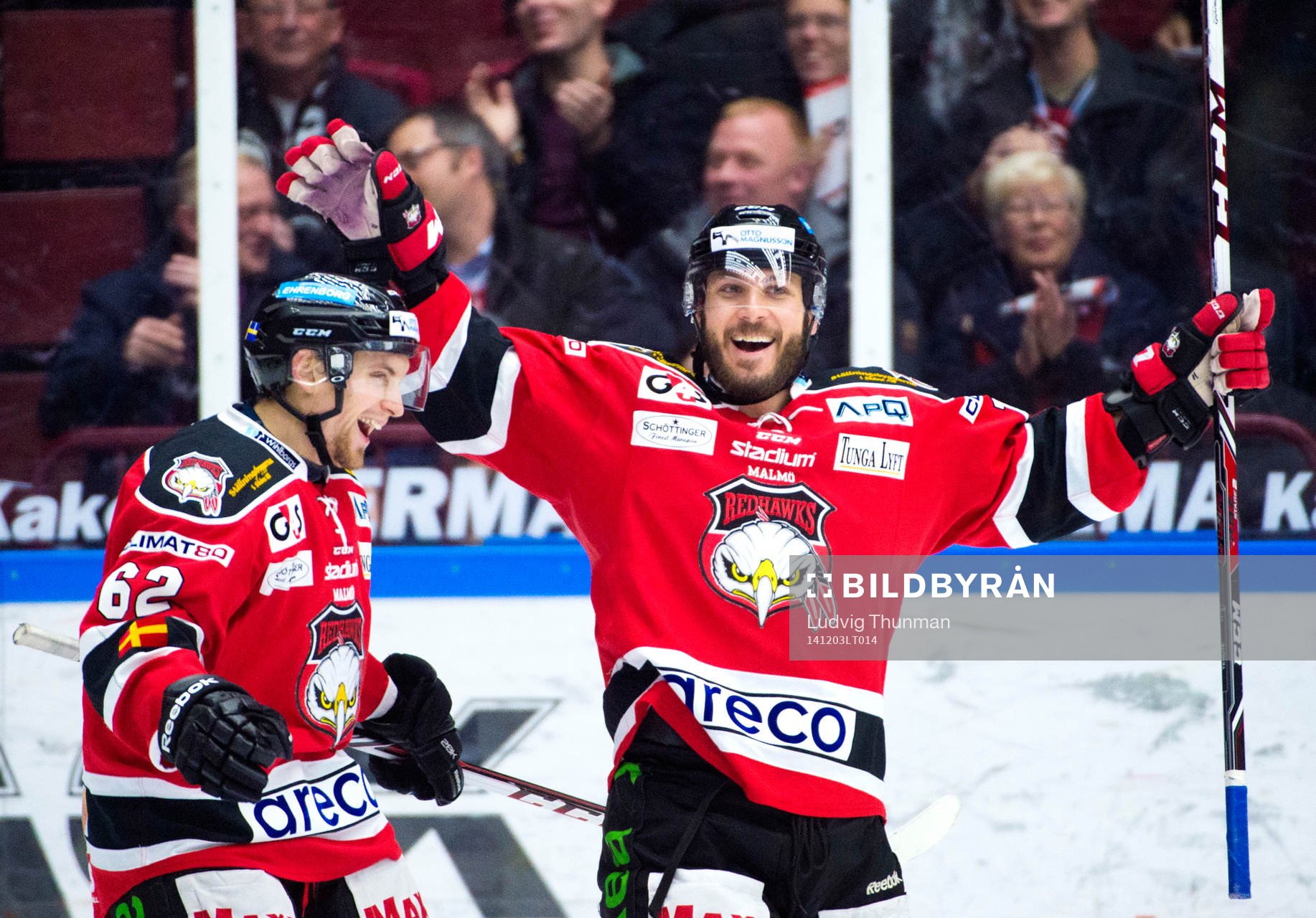 Malmö Redhawks Jens Jakobs firar Joey Tenute (th) gjort 3-0