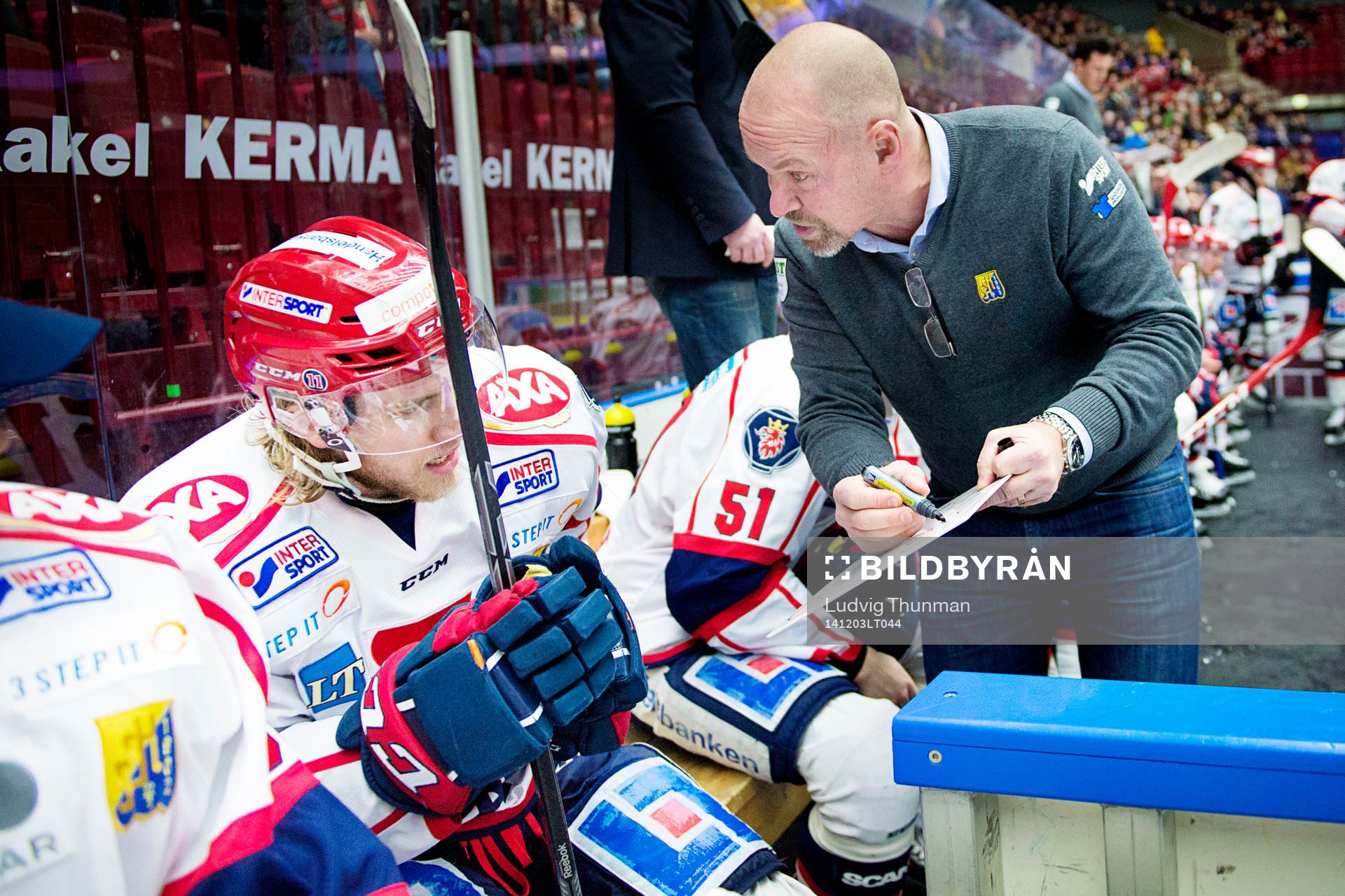 Södertäljes tränare Jan Karlsson instruerar Christopher