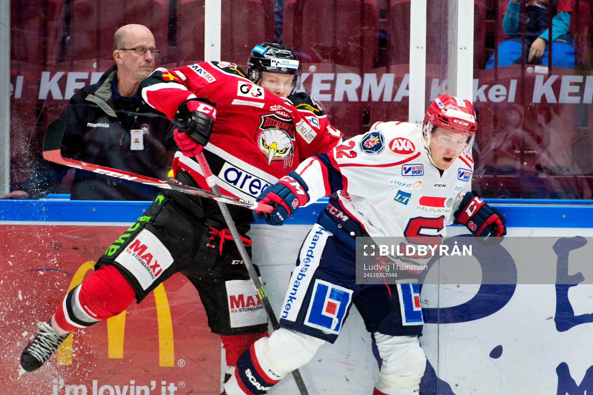 Malmö Redhawks Jeremias Augustin tacklas av Södertäljes
