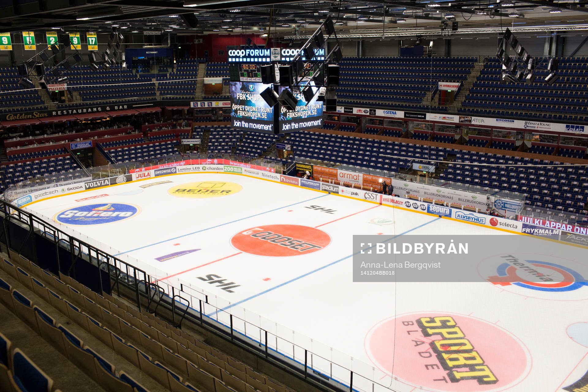 Vy över interiör av Löfbergs Arena innan ishockeymatchen