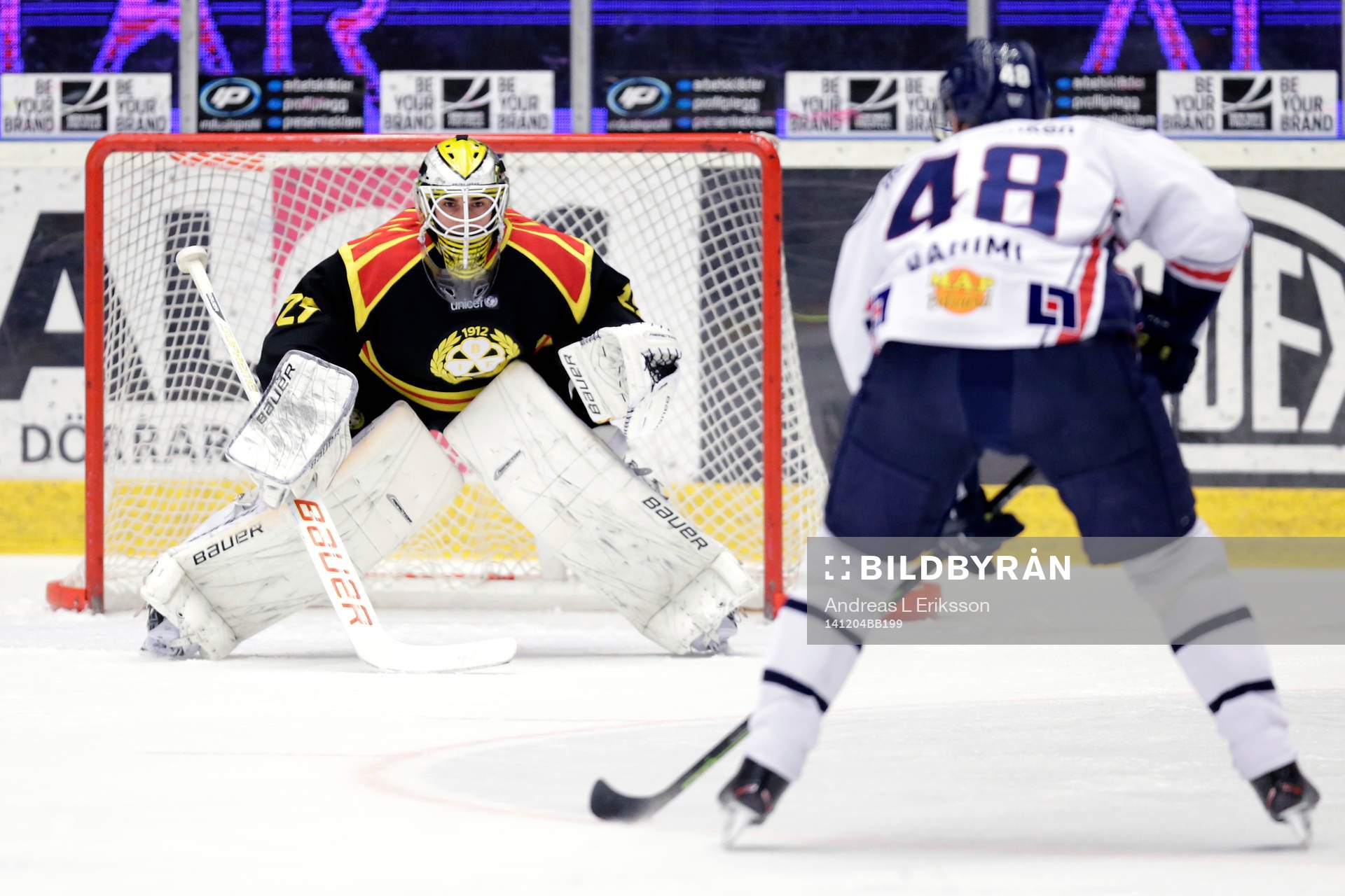 Brynäs målvakt Bernhard Starkbaum inväntar skott från