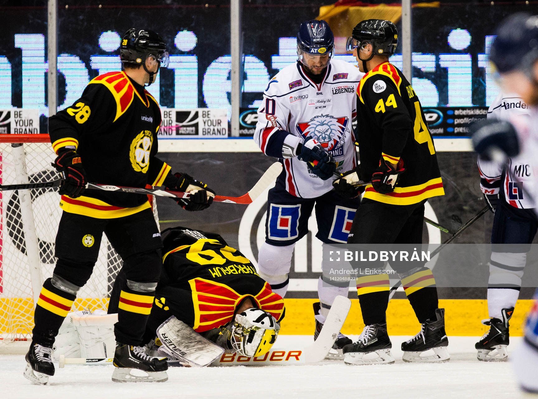 Brynäs målvakt Bernhard Starkbaum (m) blockerar pucken