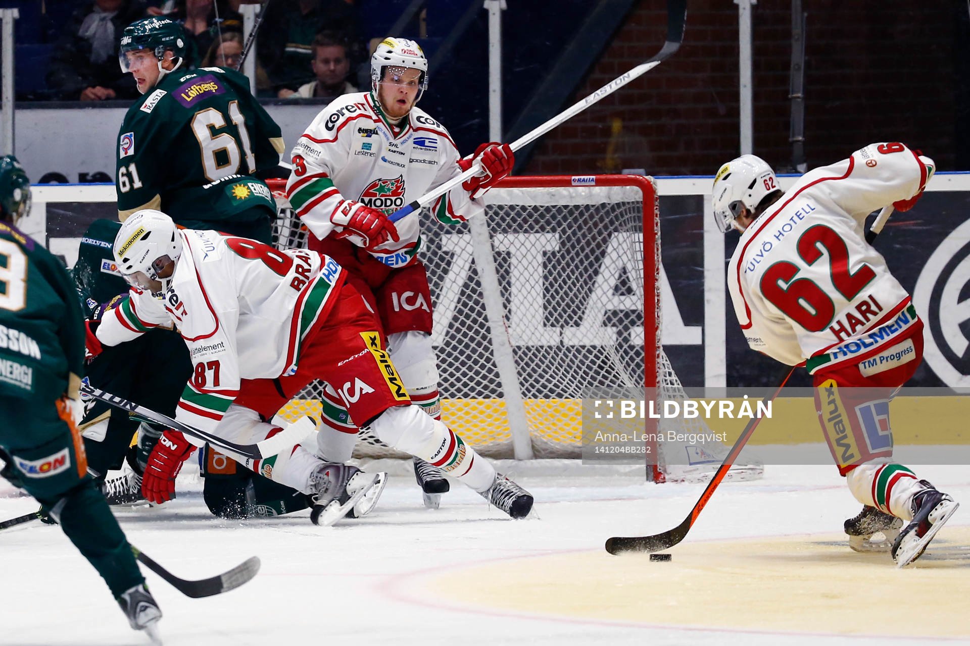 Modos Donald Brashear tacklar sig in framför mål