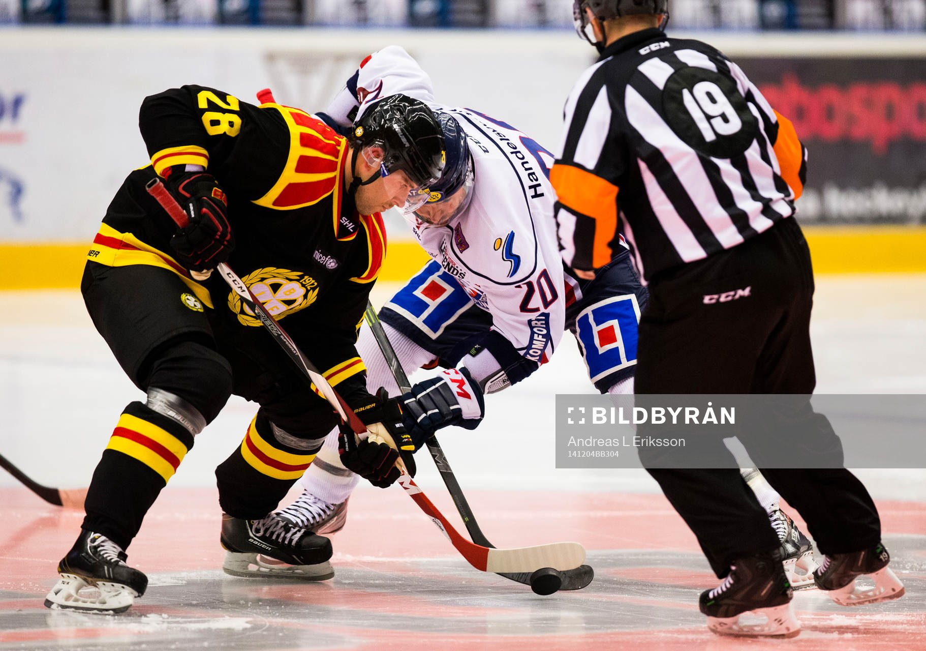 Brynäs Emil Lundberg och Linköpings Jeff Taffe tekar