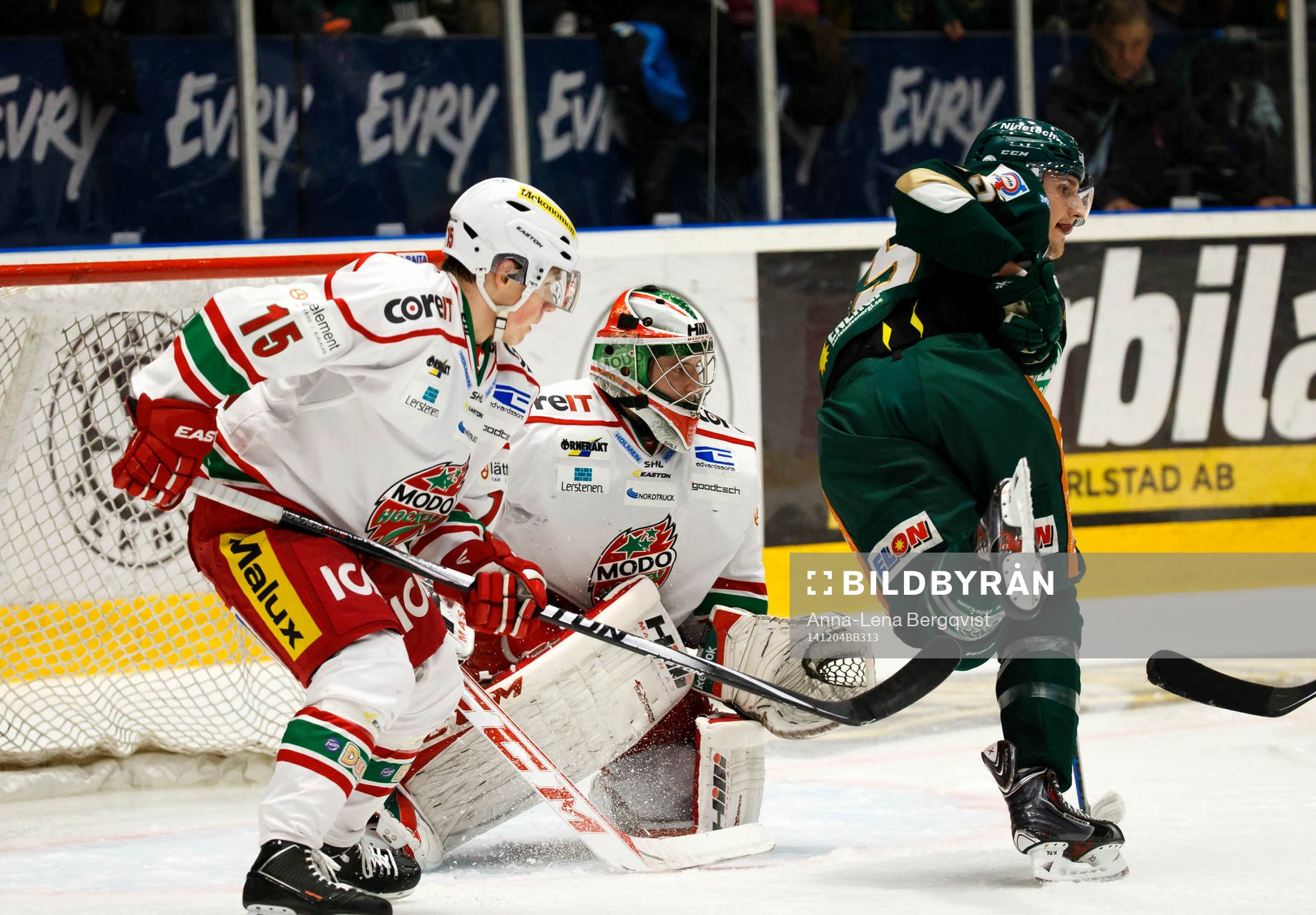 Modos Albin Runesson och Färjestads Anton Hedman framför