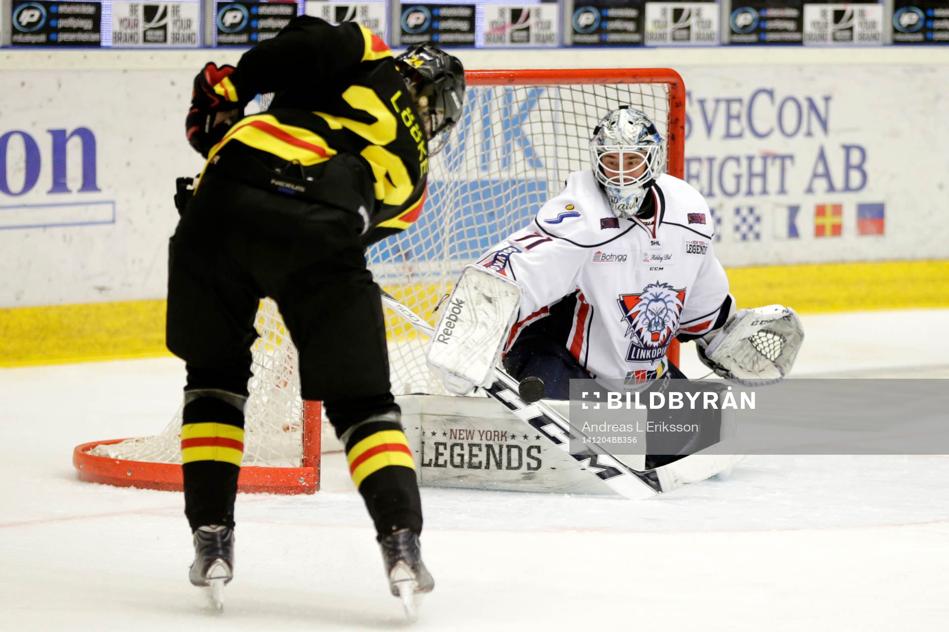Brynäs Jens Lööke skjuter på täckande Linköpings