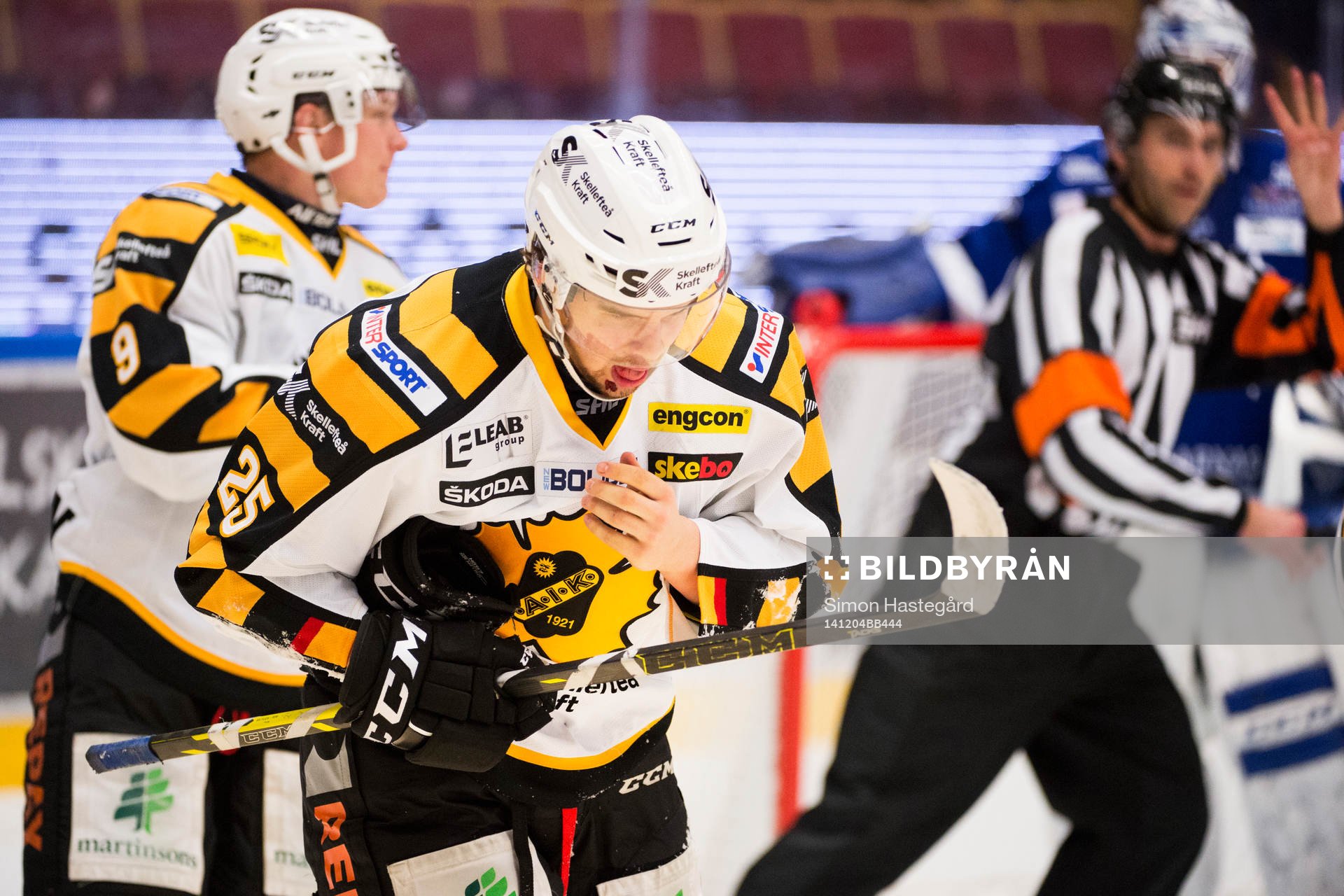Skellefteås Axel Holmström blöder