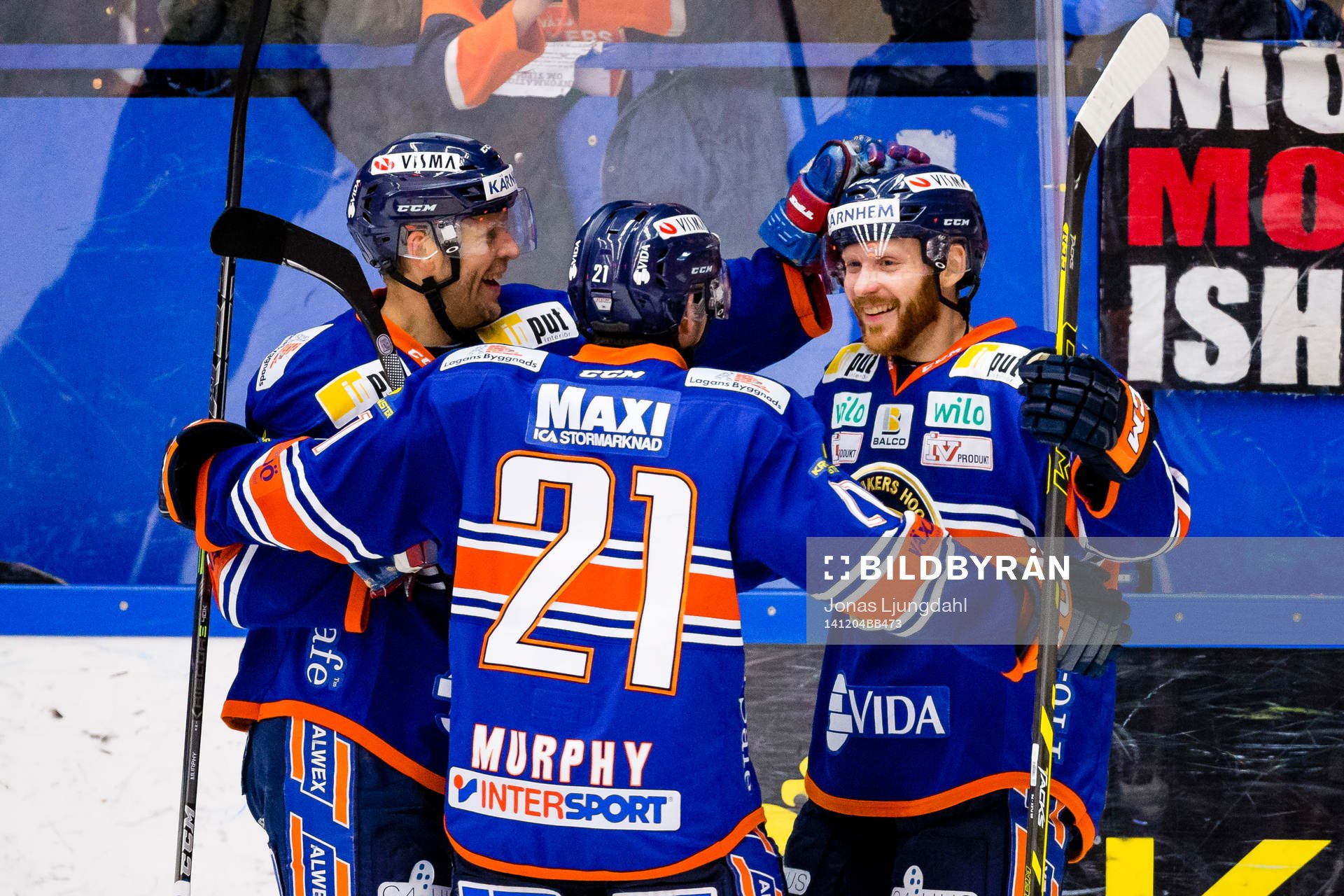 Växjös Liam Reddox firas av Tomi Kallio och Cory Murphy