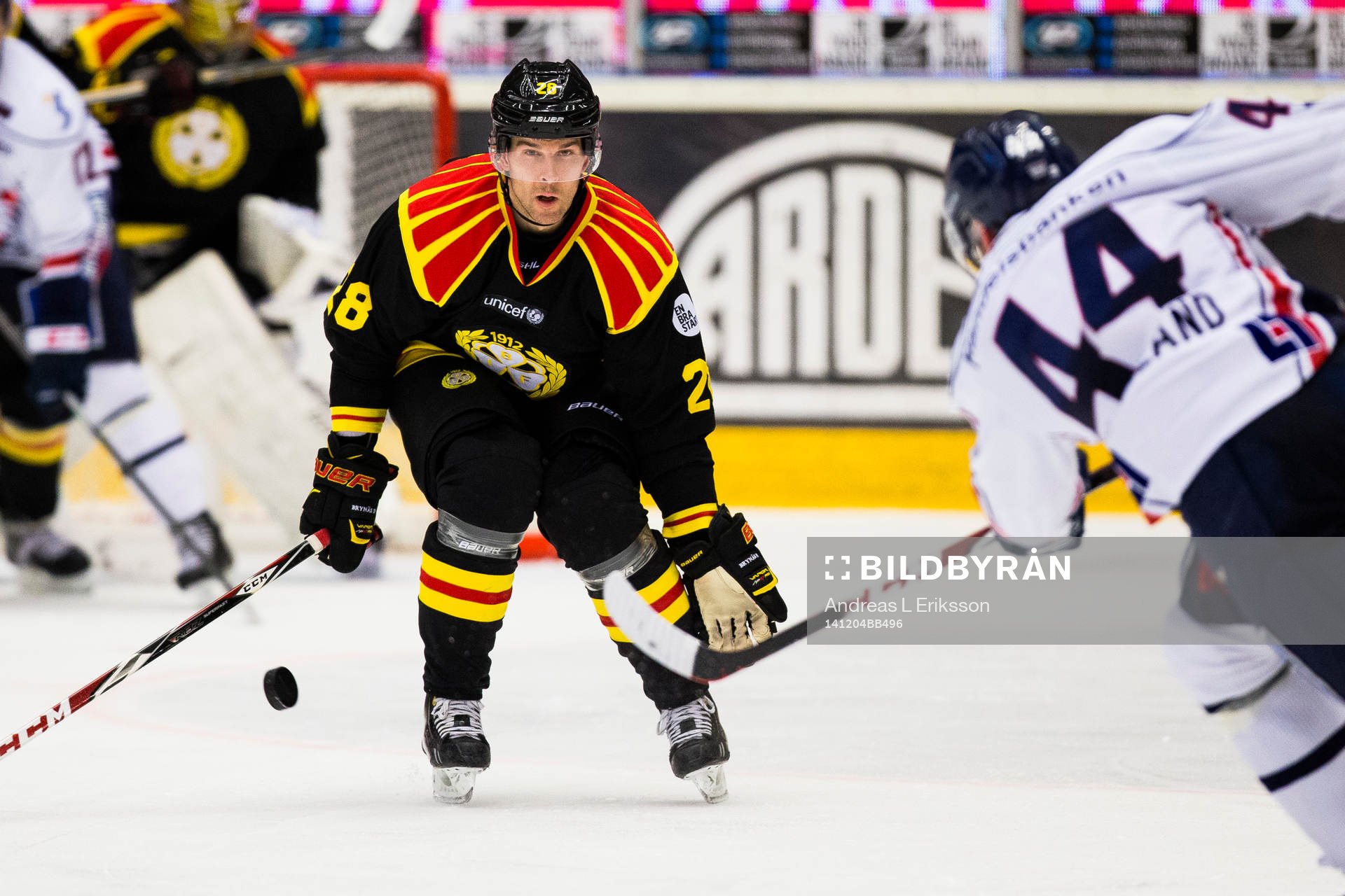 Brynäs Emil Lundberg täcker ett skott från Linköpings