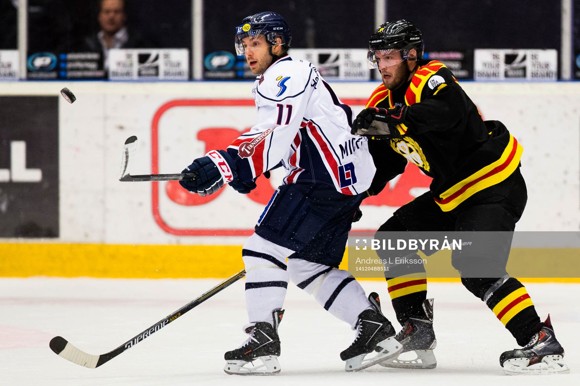 Linköpings Jacob Micflikier i kamp om pucken med Brynäs