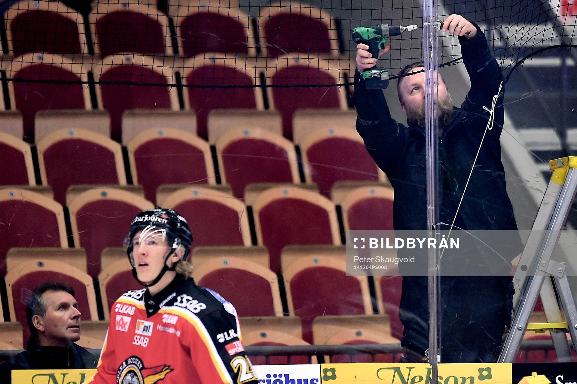 Avbrott i matchen på grund av ett trasig plexiglas