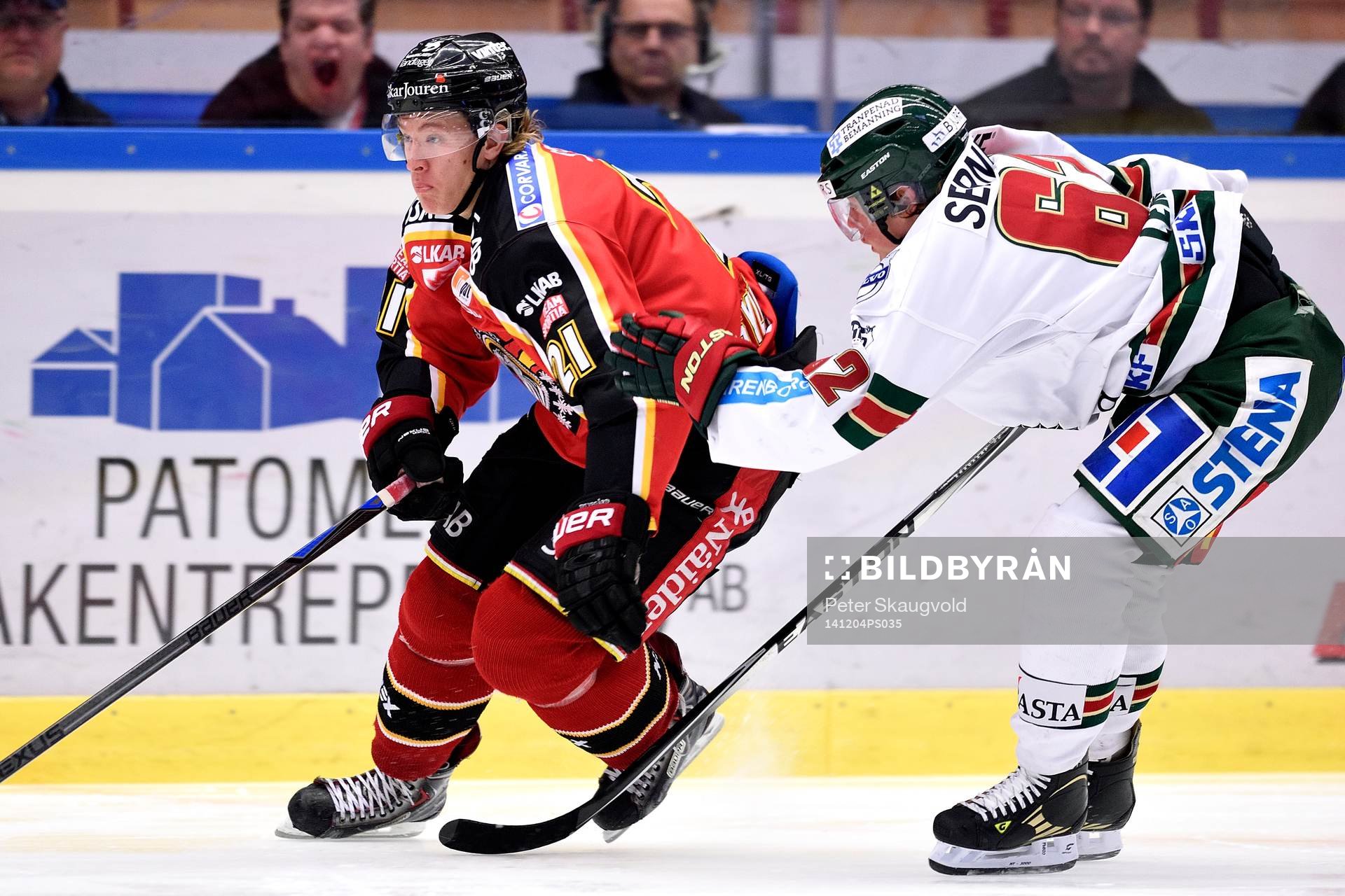 Luleås Emil Sylvegård jagas av Frölundas Artturi Lehkonen