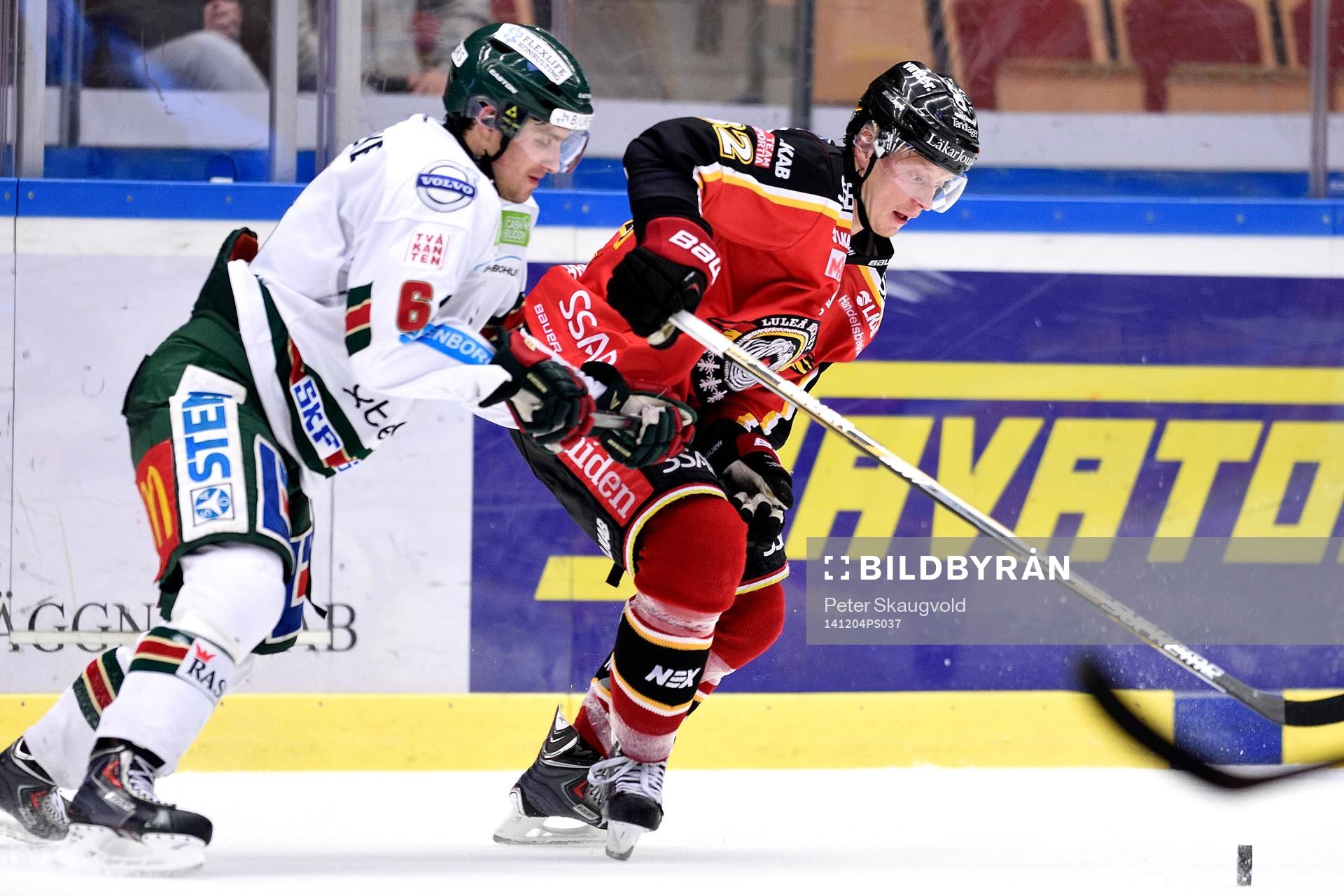 Frölundas Mikael Wikstrand i kamp om pucken med Luleås