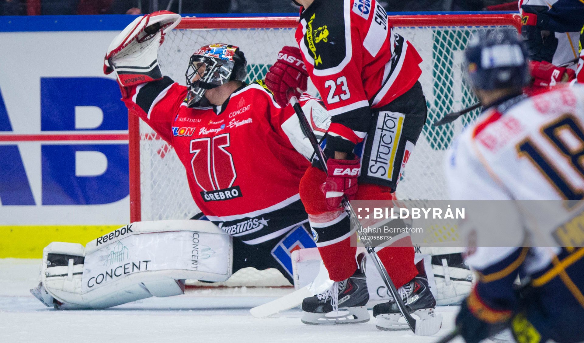 Örebros målvakt Julius Hudacek räddar