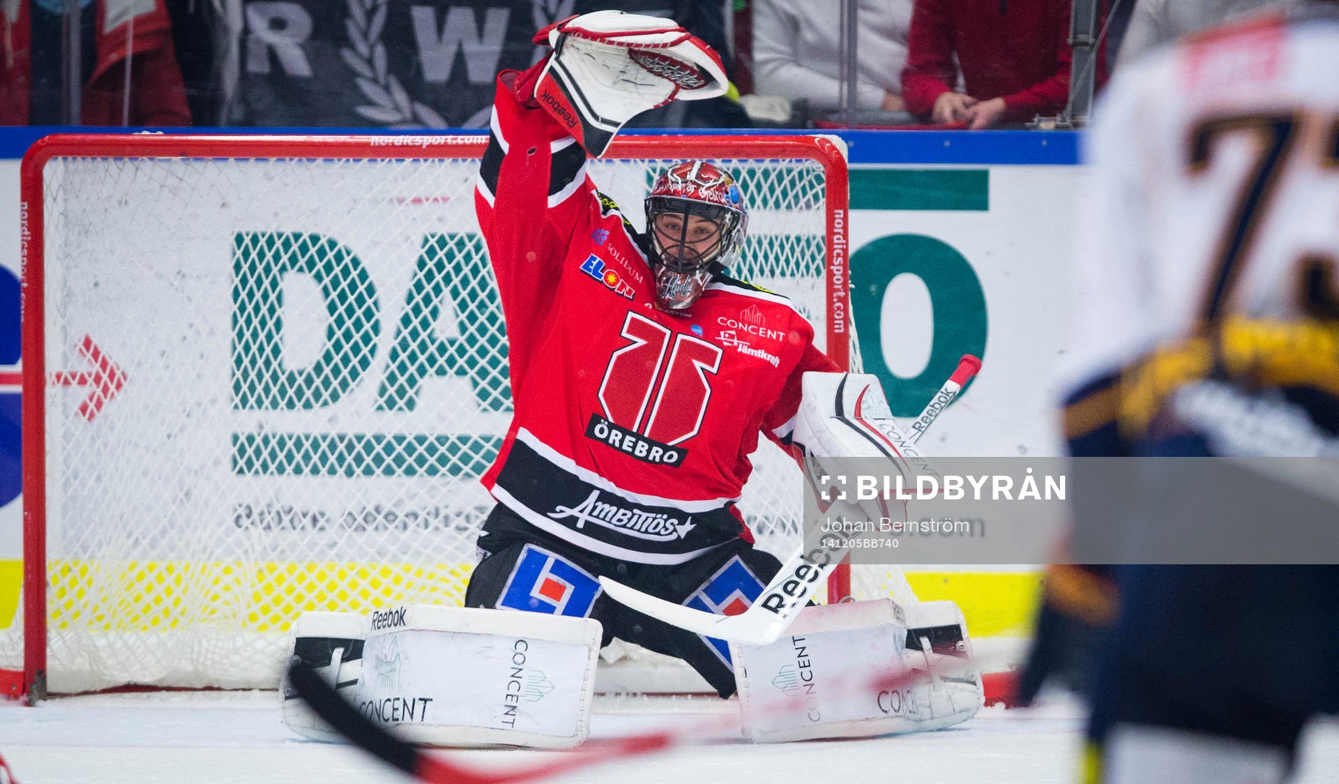 Örebros målvakt Julius Hudacek räddar