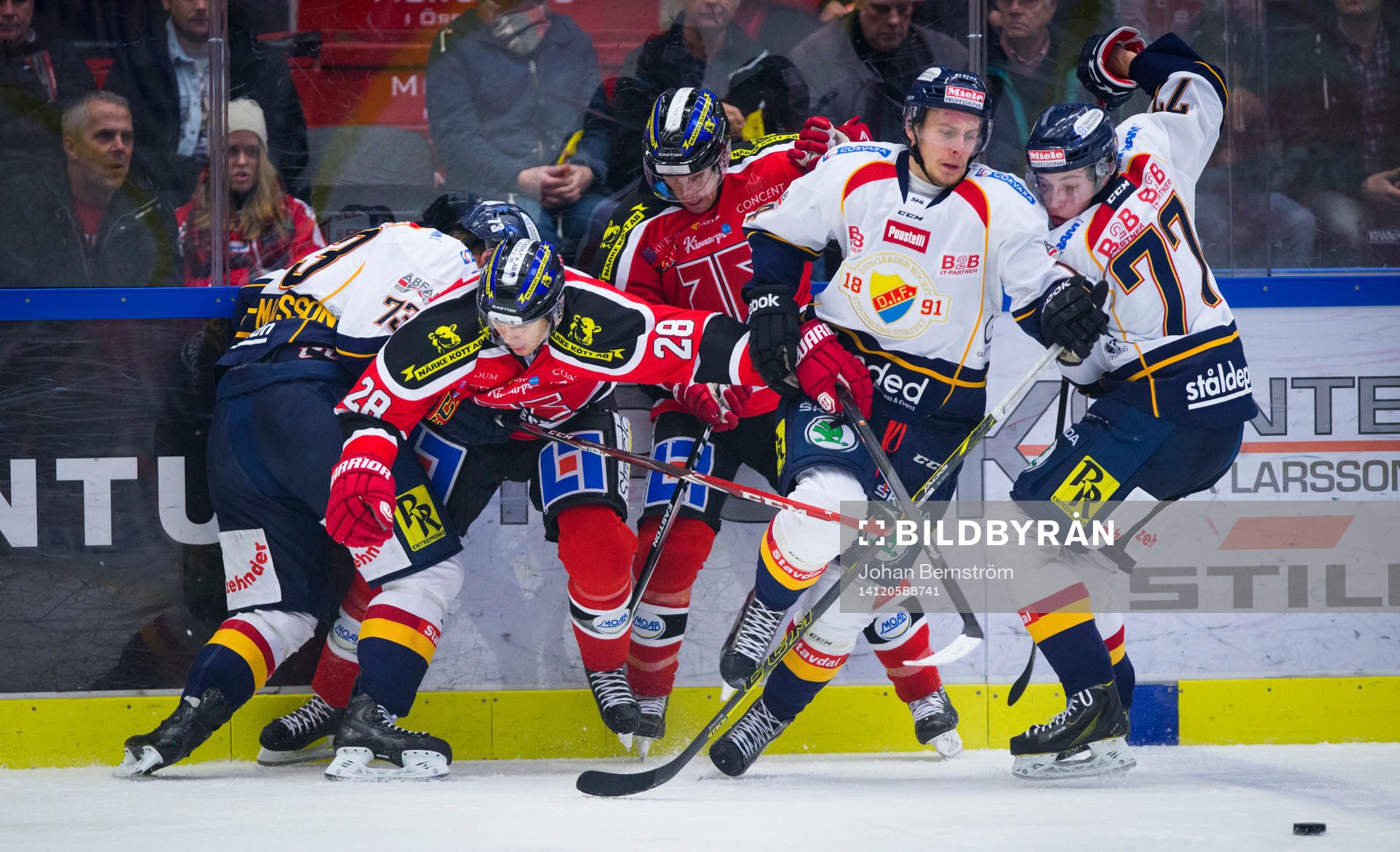 Kamp om pucken melllan Örebros Tim Wallace och