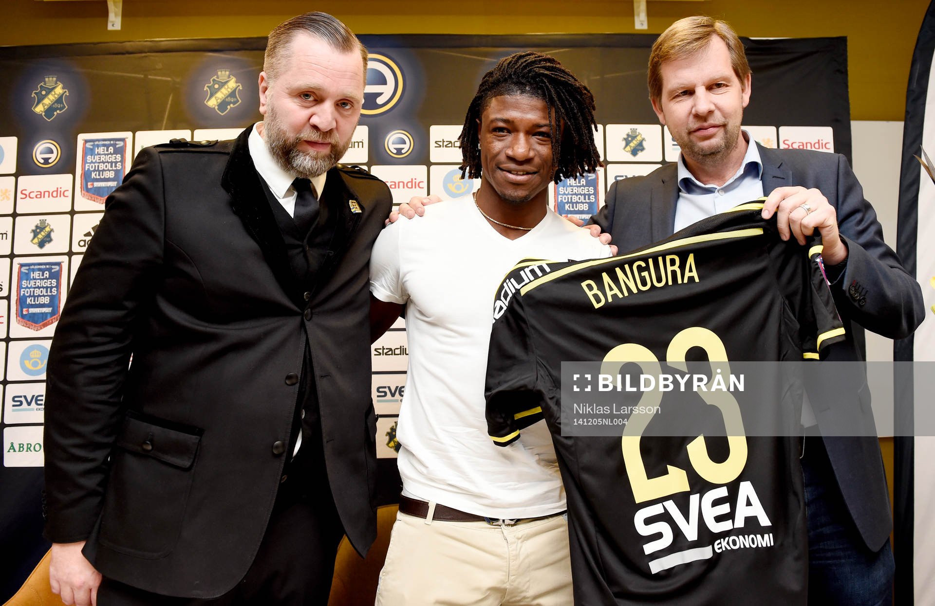 AIK's sportchef Björn Wesström och VD, Thomas Edselius presenterar AIK's nyförvärv Mohamed Bangura på en presskonferens den 5 December i Stockholm.
