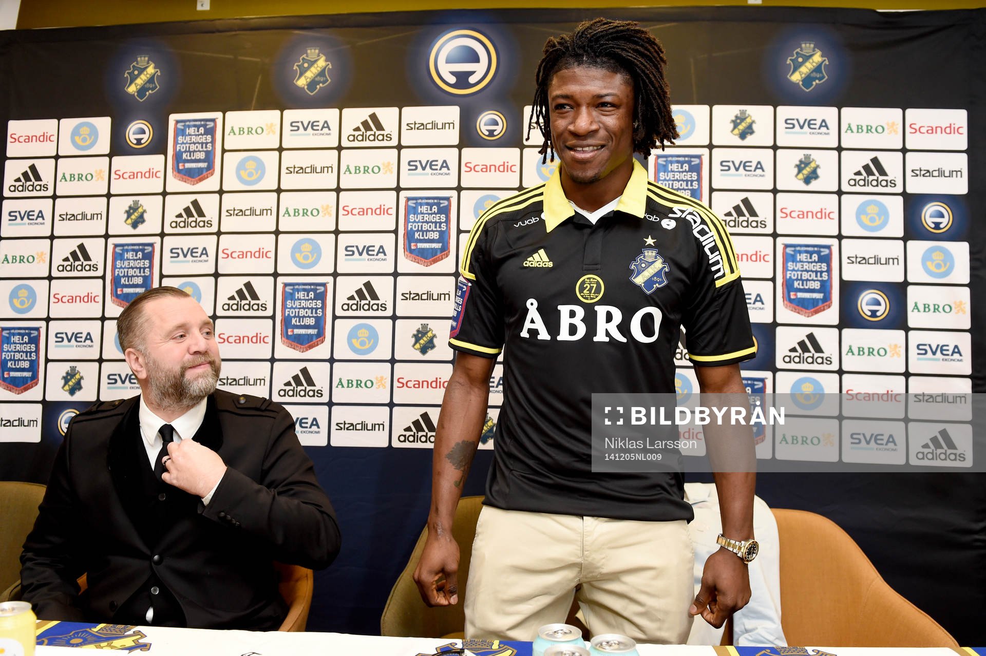 AIK's sportchef Björn Wesström  presenterar nyförvärvet