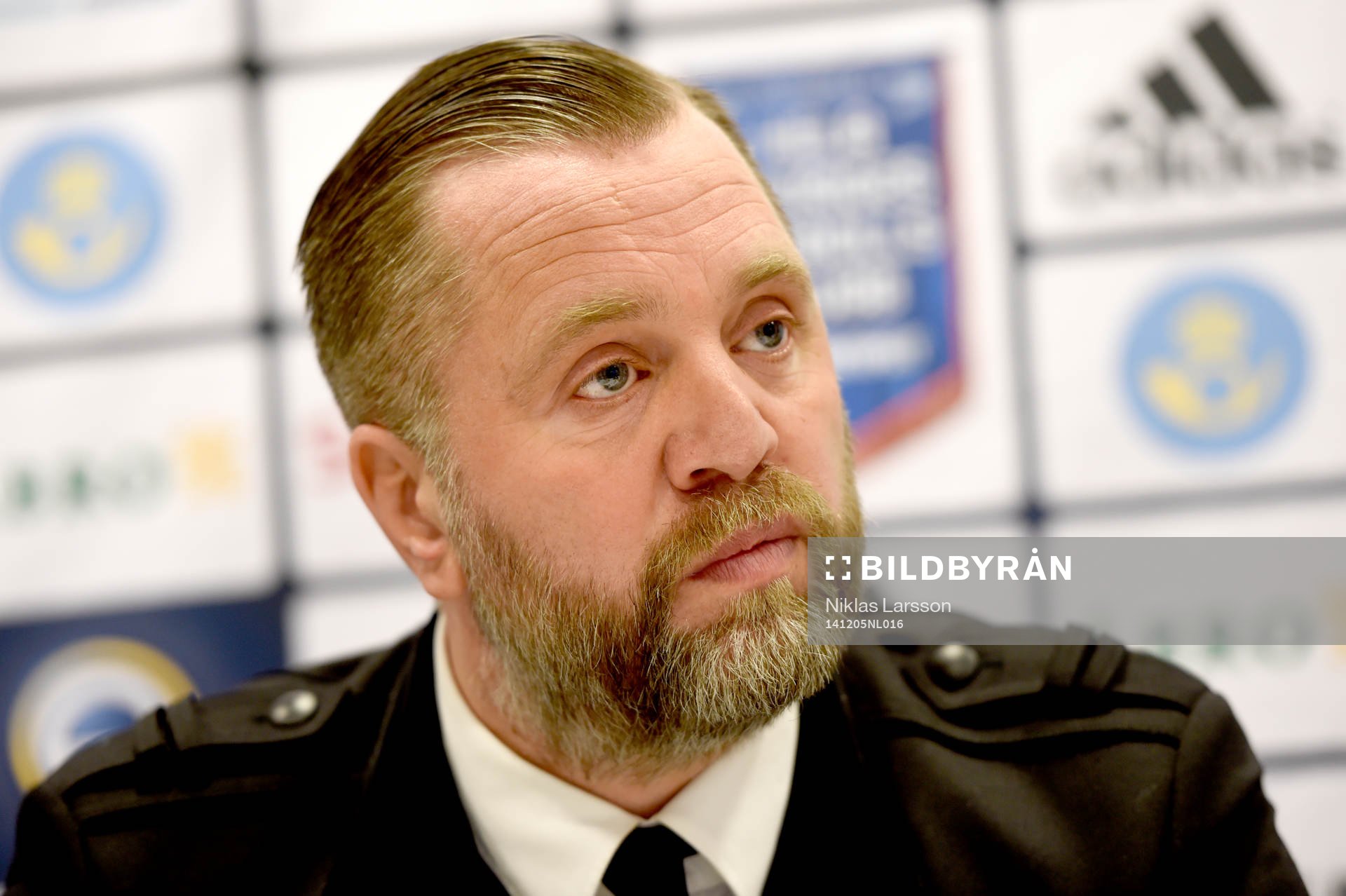 AIK's sportchef Björn Wesström presenterar nyförvärvet