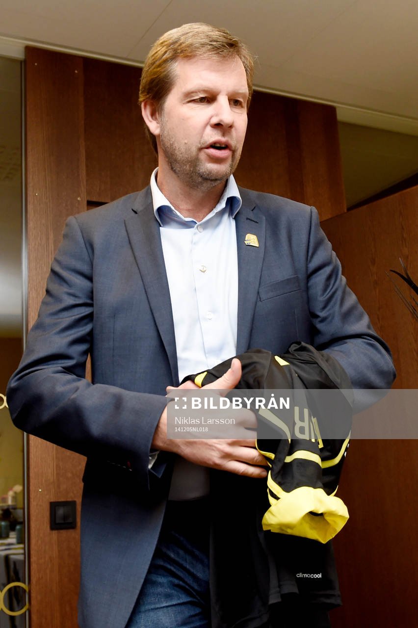 AIK's VD, Thomas Edselius presenterar AIK's nyförvärv