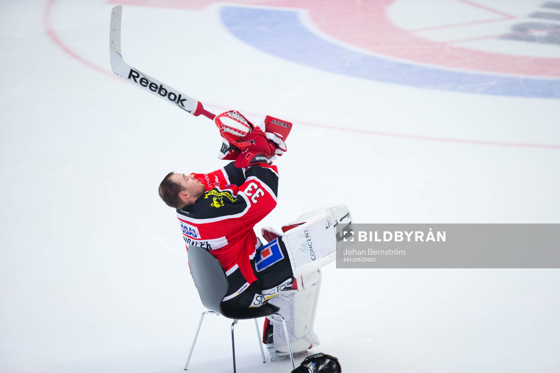 Örebros målvakt Julius Hudacek jublar