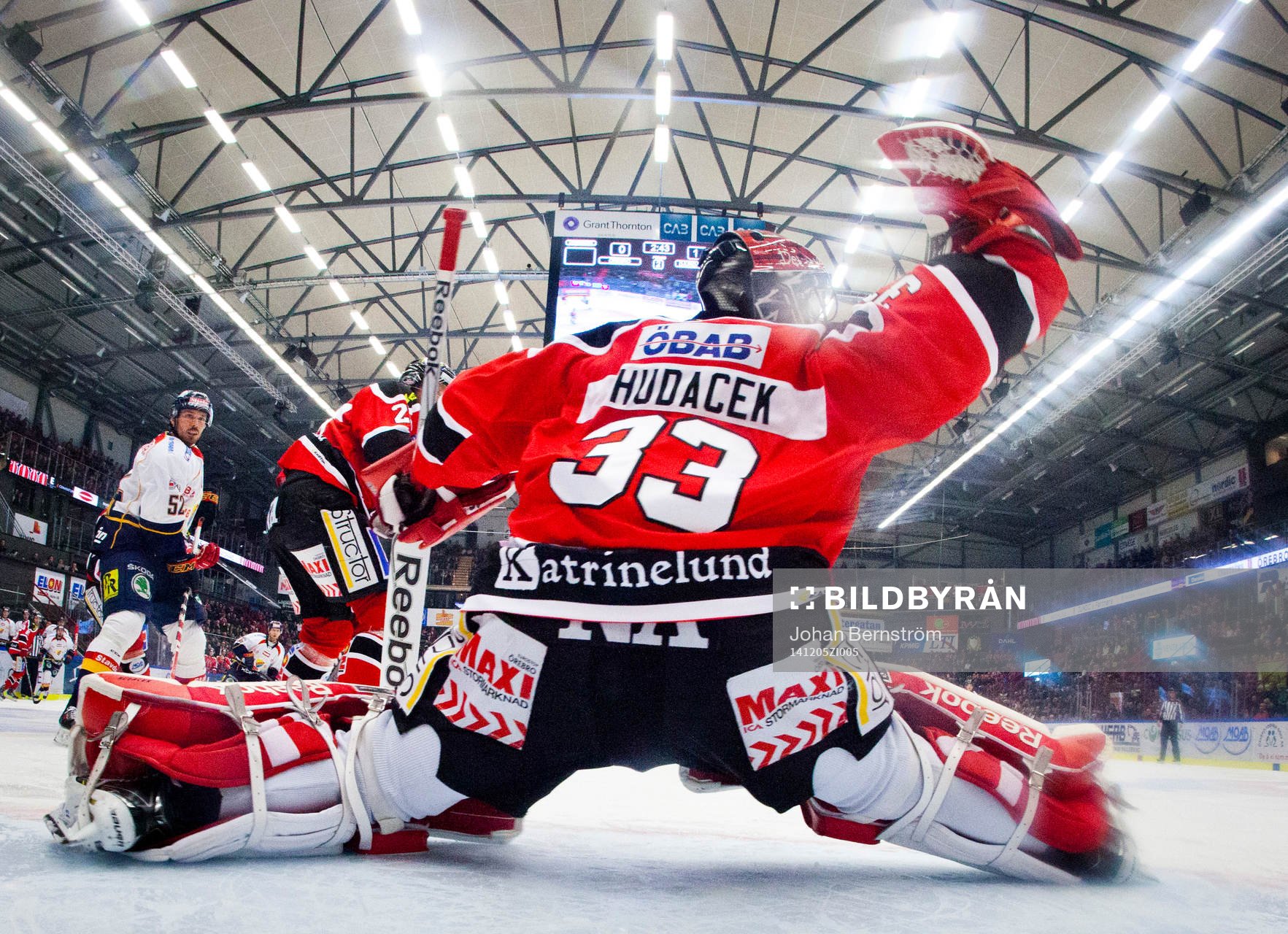 Örebros målvakt Julius Hudacek plockar pucken