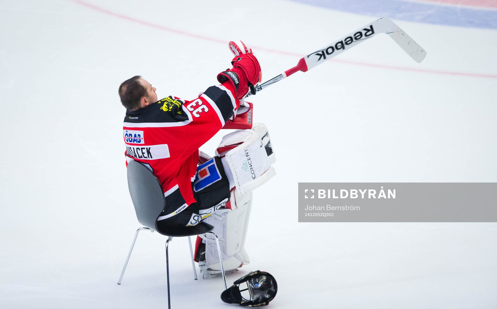 Örebros målvakt Julius Hudacek jublar
