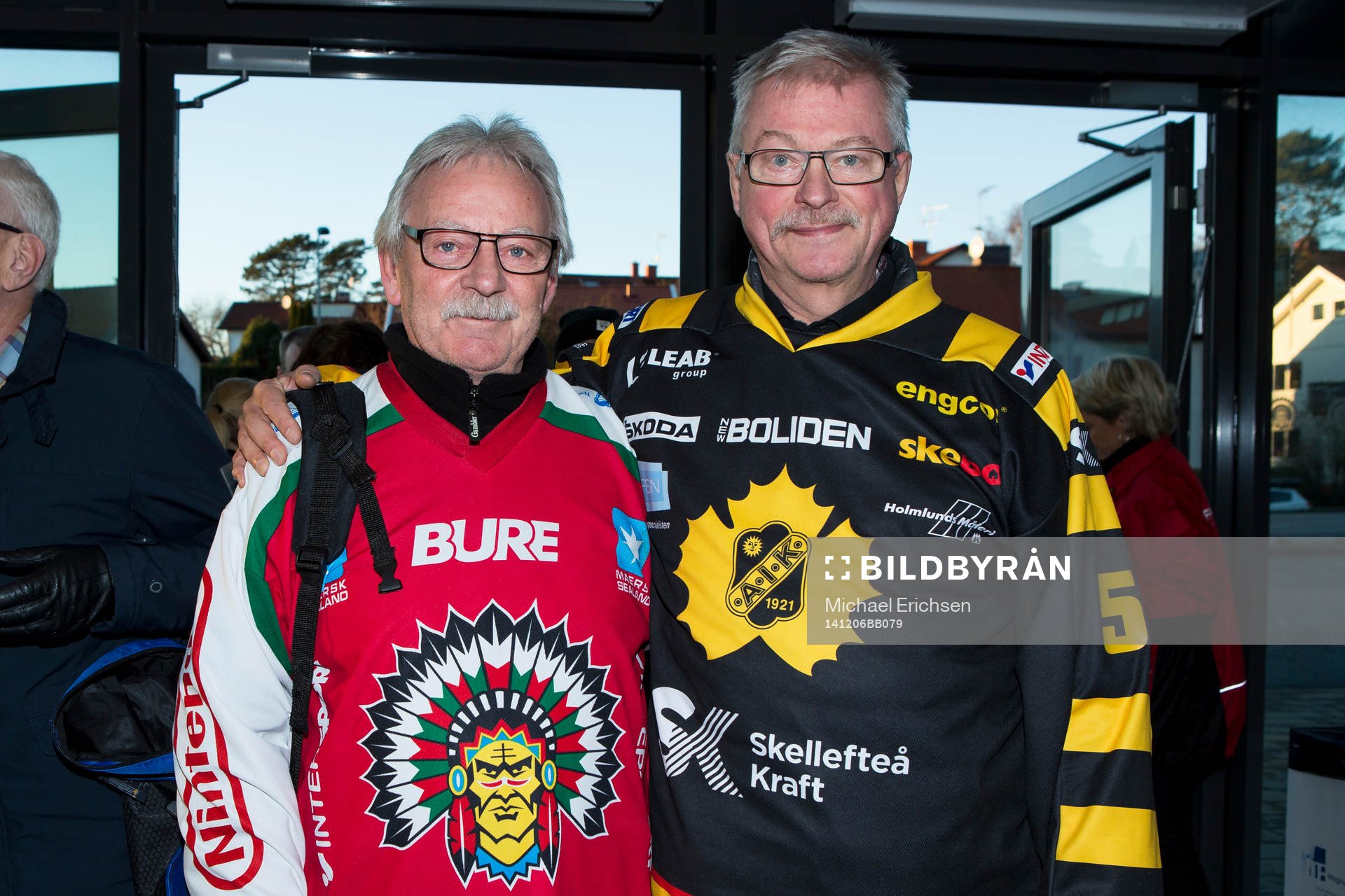Goda vänner på match, en Frölunda och en Skellefteå