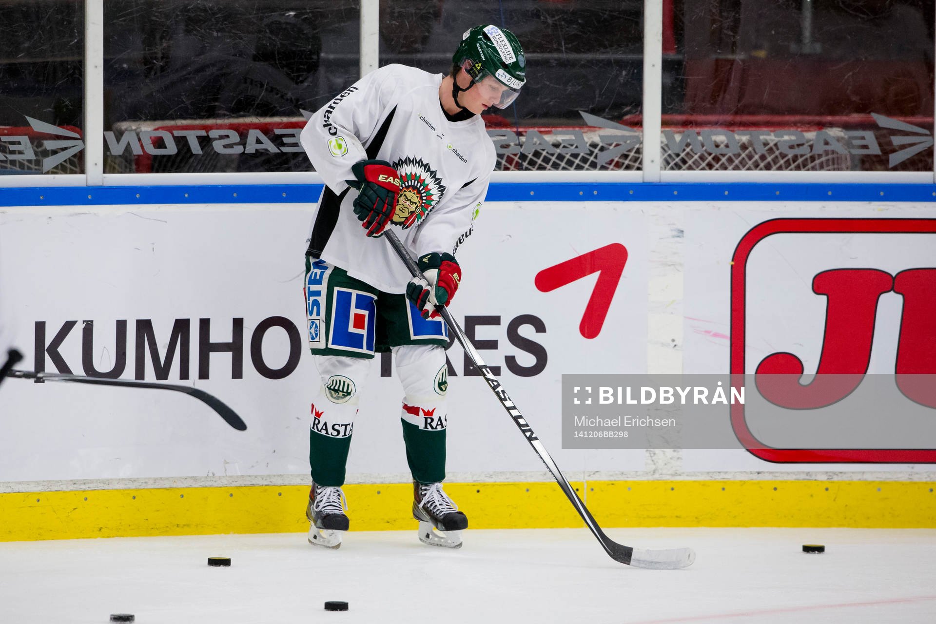 Frölundas Erik Karlsson värmer upp innan  ishockeymatchen