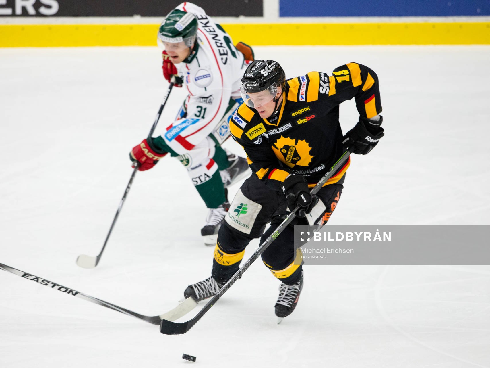 Skellefteås Mikko Lehtonen före Frölundas Nicklas Lasu
