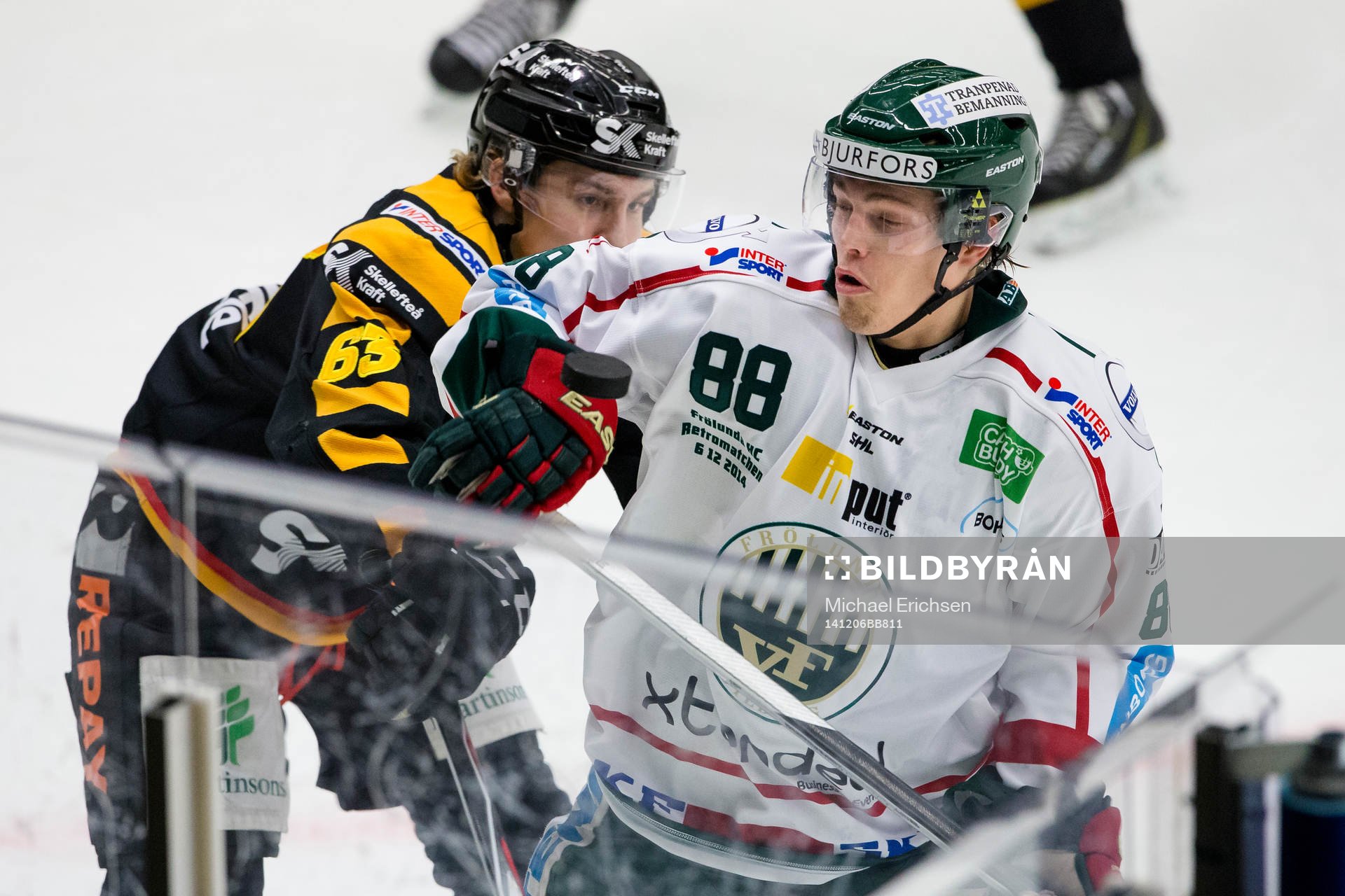 Frölundas Andreas Johnson fokuserar på pucken i luften