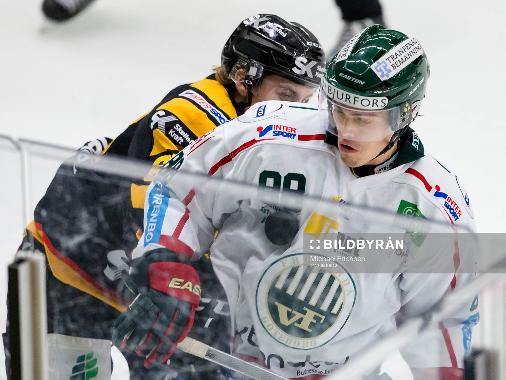 Frölundas Andreas Johnson tar ned pucken på bröstet