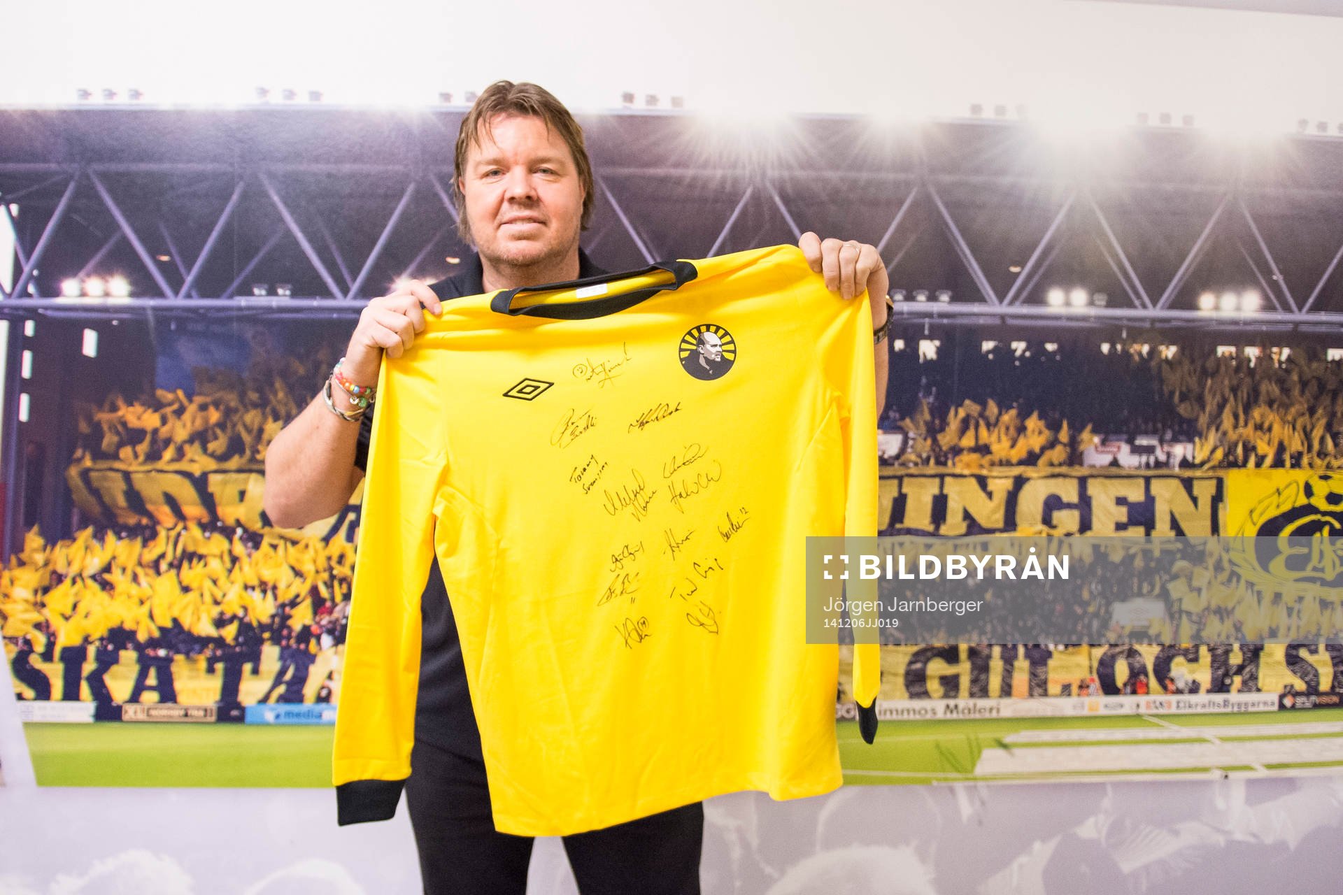 VM94-Lagets Tomas Brolin med tröja som skall auktioneras ut