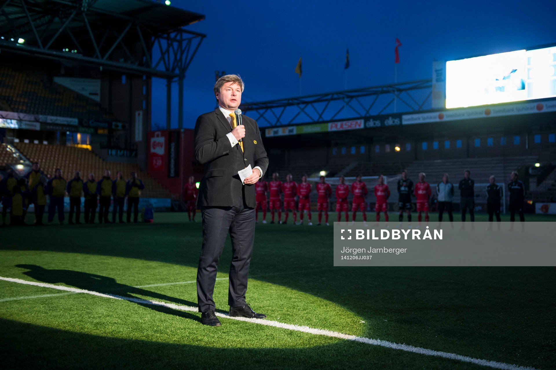 Elfsborgs ordförande Bo Johansson håller tal innan Hedra Klas Ingessons fotbollsturnering den 6 december 2014 i Borås.