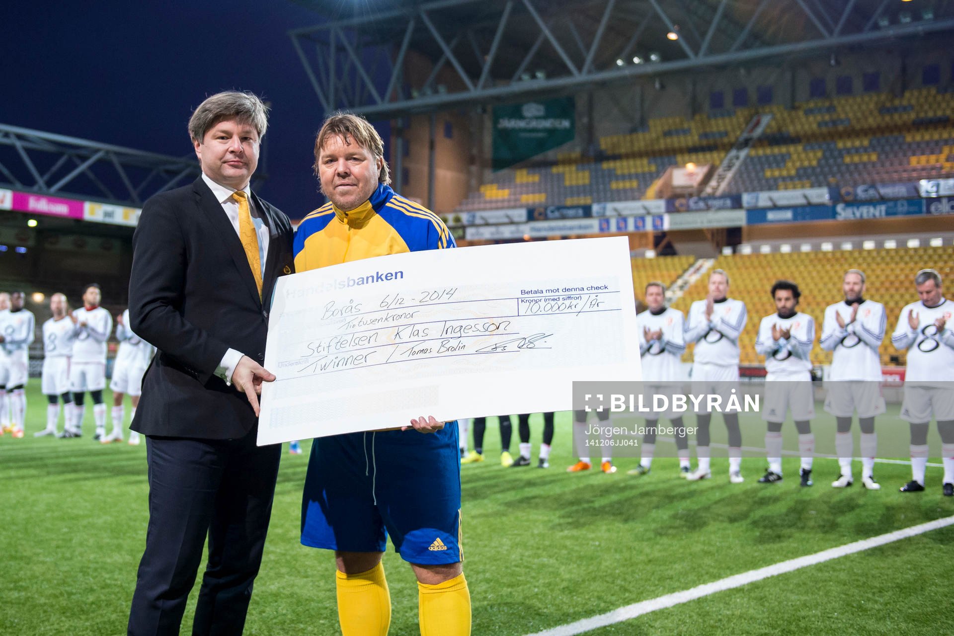Tomas Brolin överlämnar check till Elfsborgs ordförande