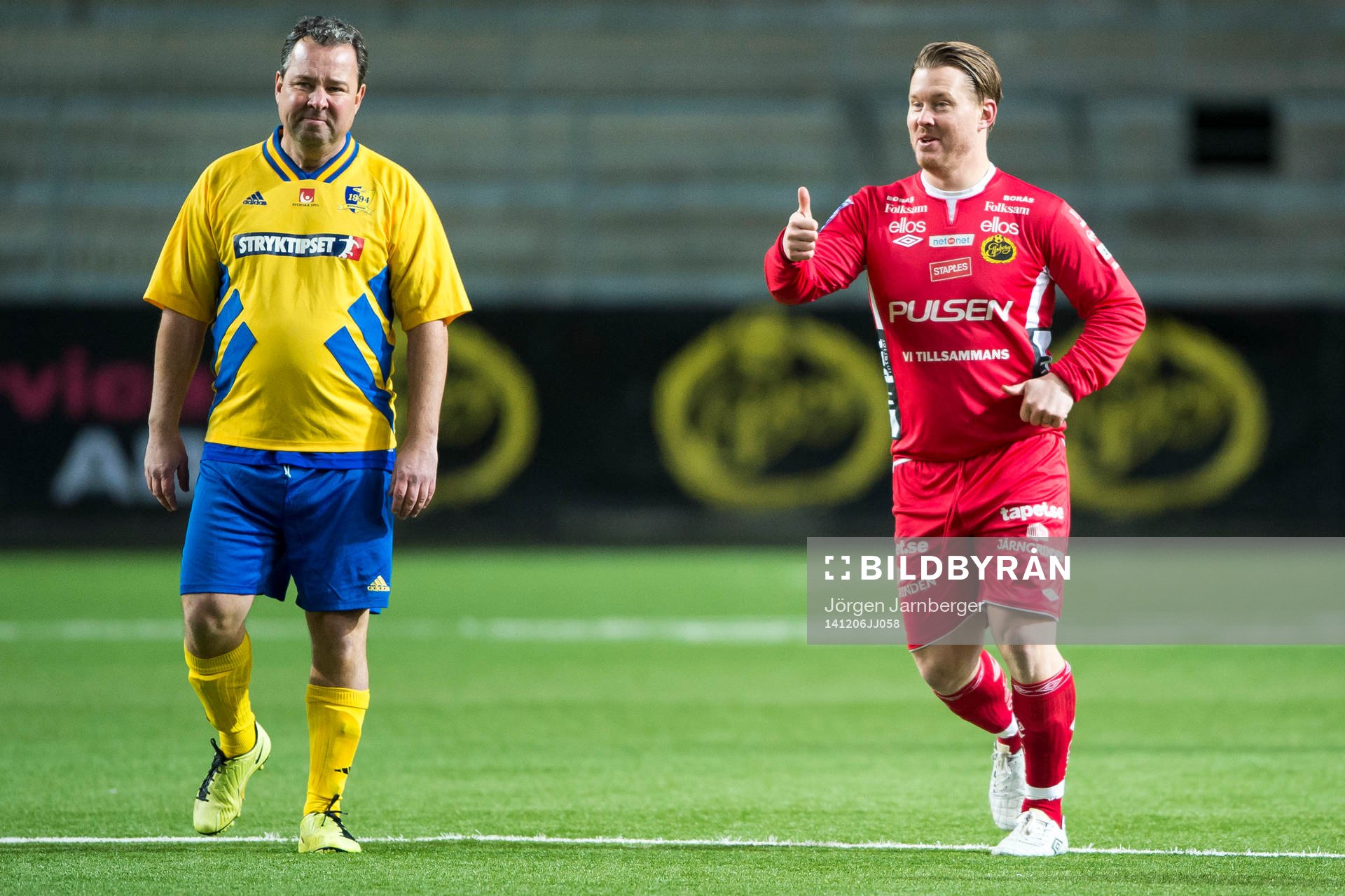 Elfsborgs Fredrik Berglund gör tummen upp och VM94-Lagets