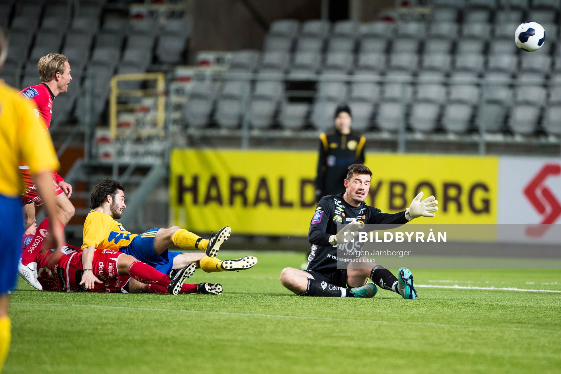 VM94-Lagets Jesper Limpar lobbar i mål över Elfsborgs