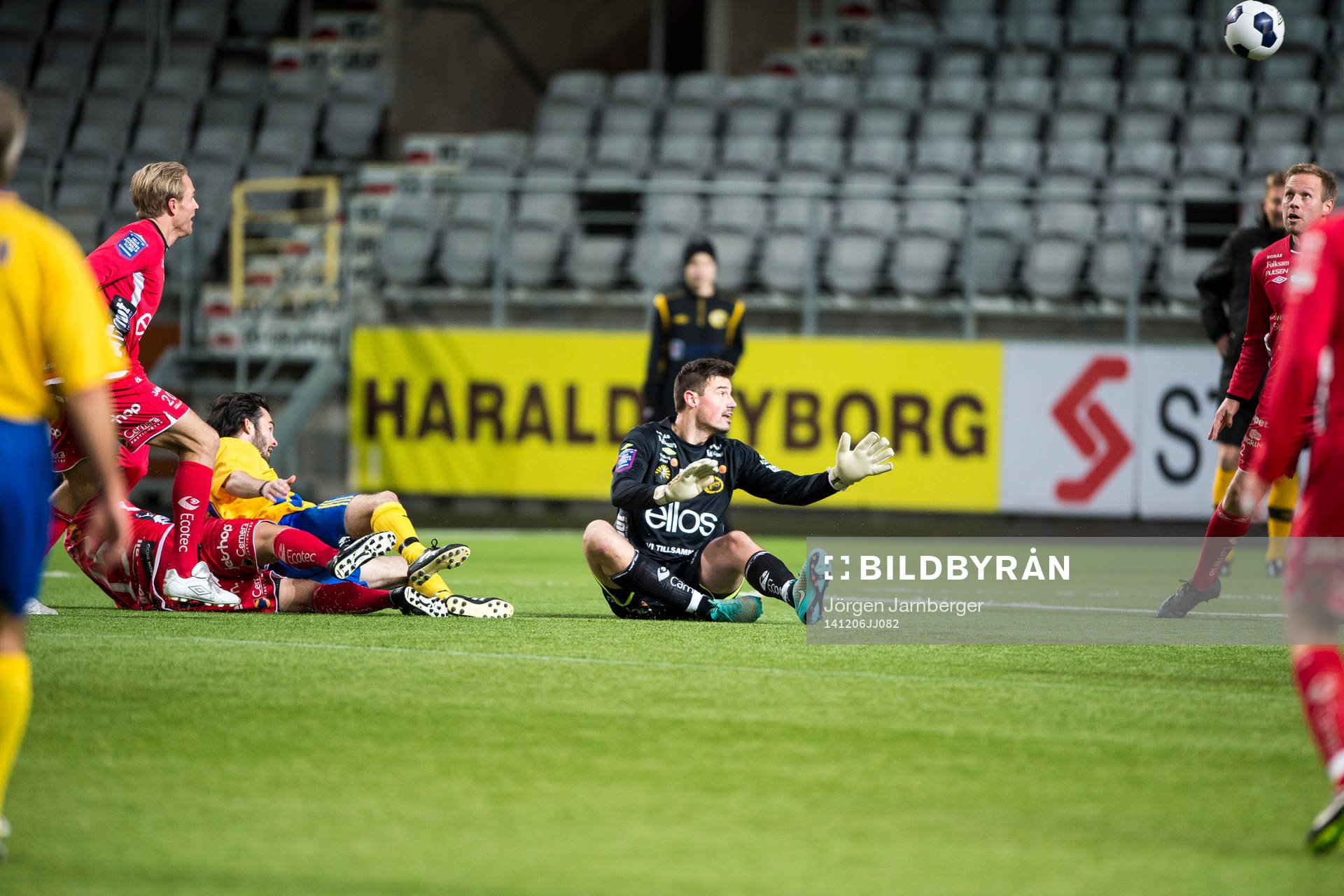 VM94-Lagets Jesper Limpar lobbar i mål över Elfsborgs