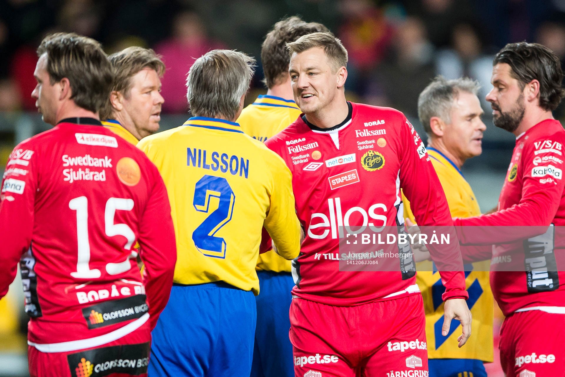 Elfsborgs Mathias Svensson och VM94-Lagets Roland Nilsson (rygg mot kameran) skakar hand efter matchen under Hedra Klas Ingessons fotbollsturnering den 6 december 2014 i Borås.
