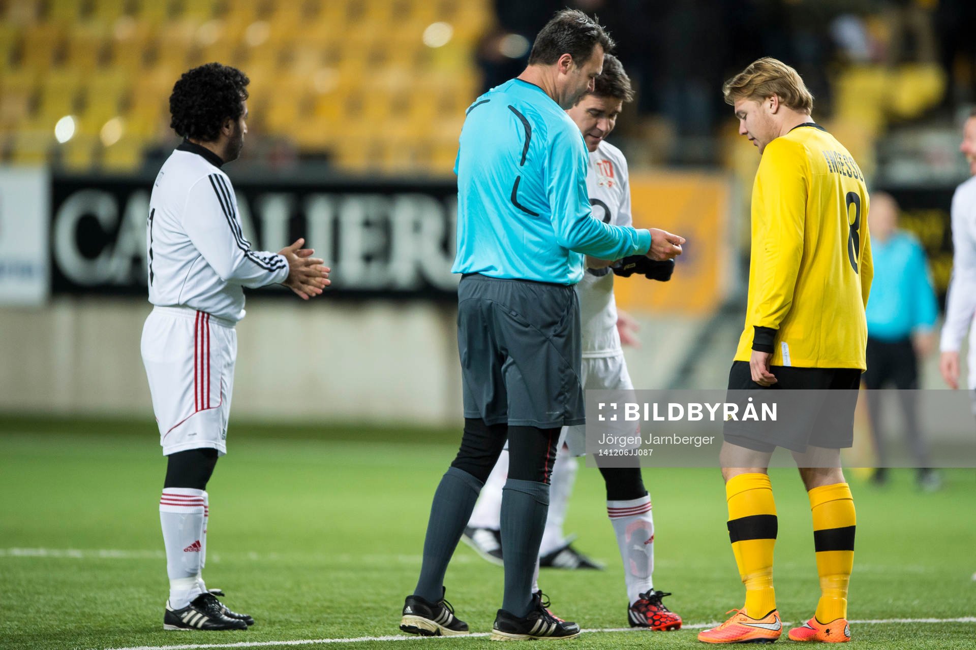 Slantsingling mellan TV-lagets kapten Patrik Ekwall och Team Klas Ingessons kapten Martin Ingesson under Hedra Klas Ingessons fotbollsturnering den 6 december 2014 i Borås.