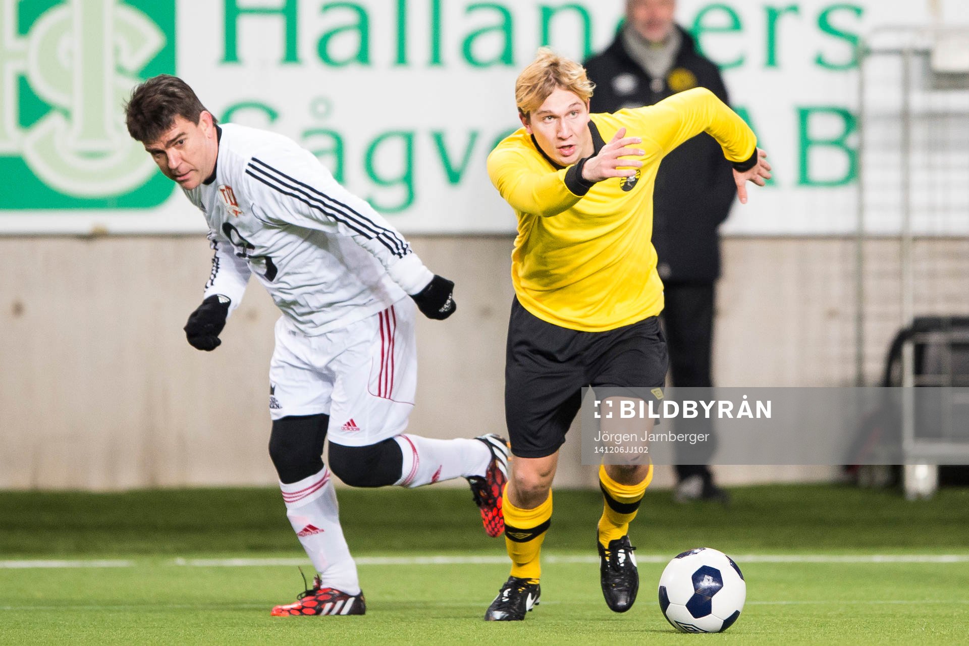 Team Klas Ingessons Mats Olander lurar TV-lagets Patrik Ekwall under Hedra Klas Ingessons fotbollsturnering den 6 december 2014 i Borås.