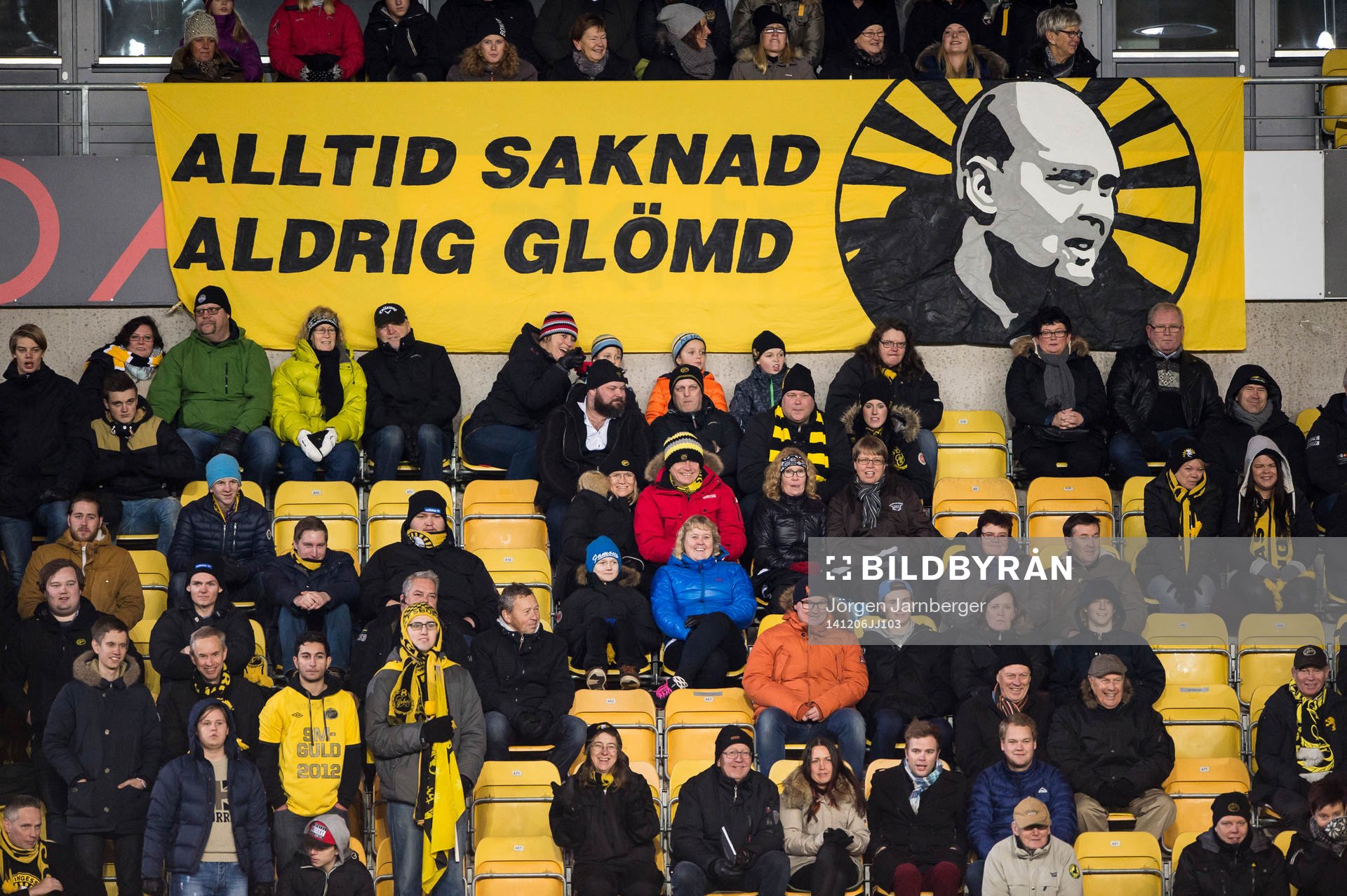 Banderoll med Alltid saknad Aldrig glömd på läktaren