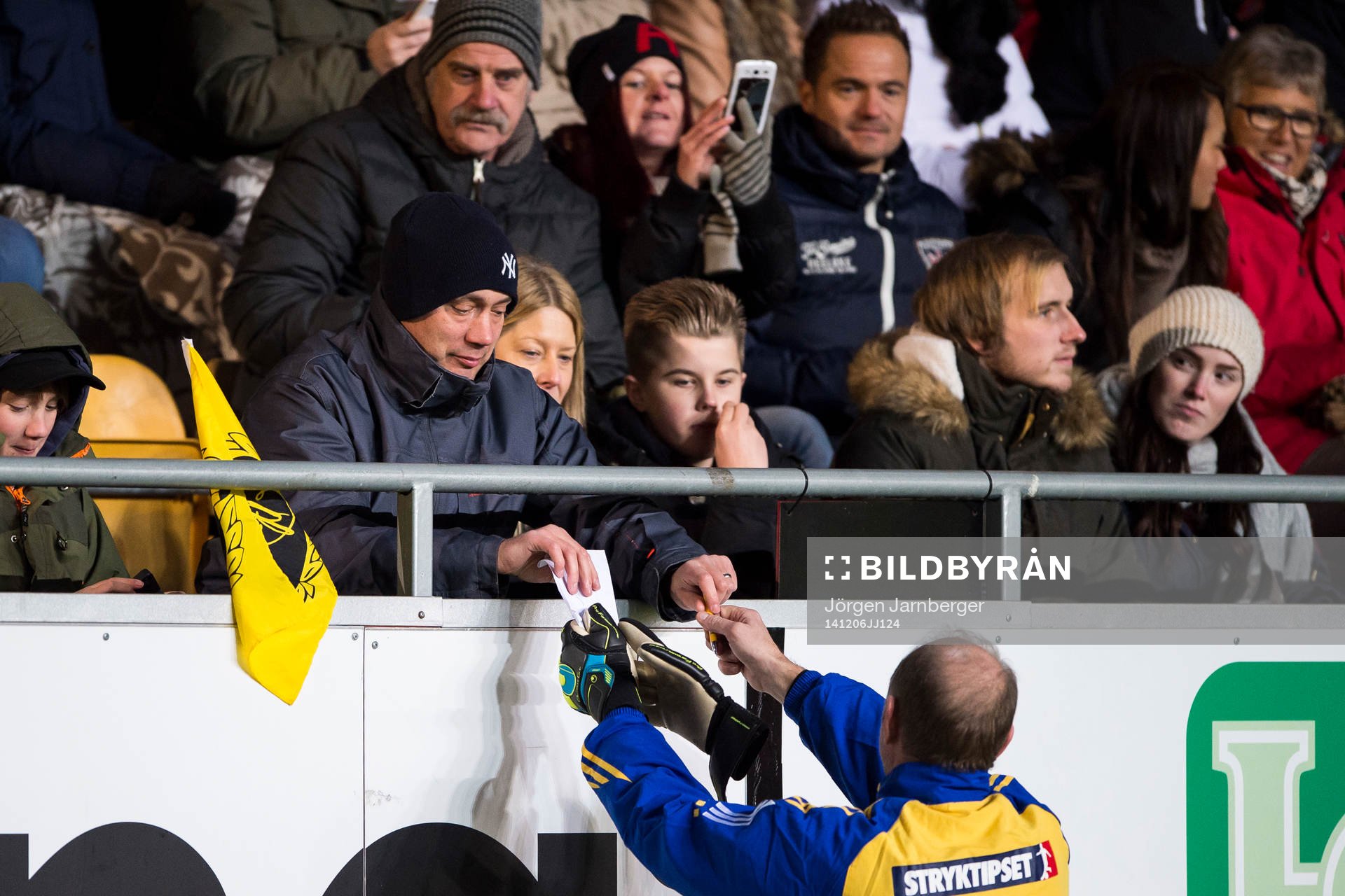 VM94-Lagets Thomas Ravelli skriver autografer