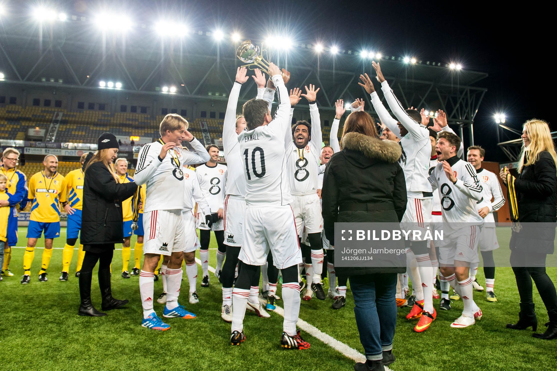 TV-laget jublar