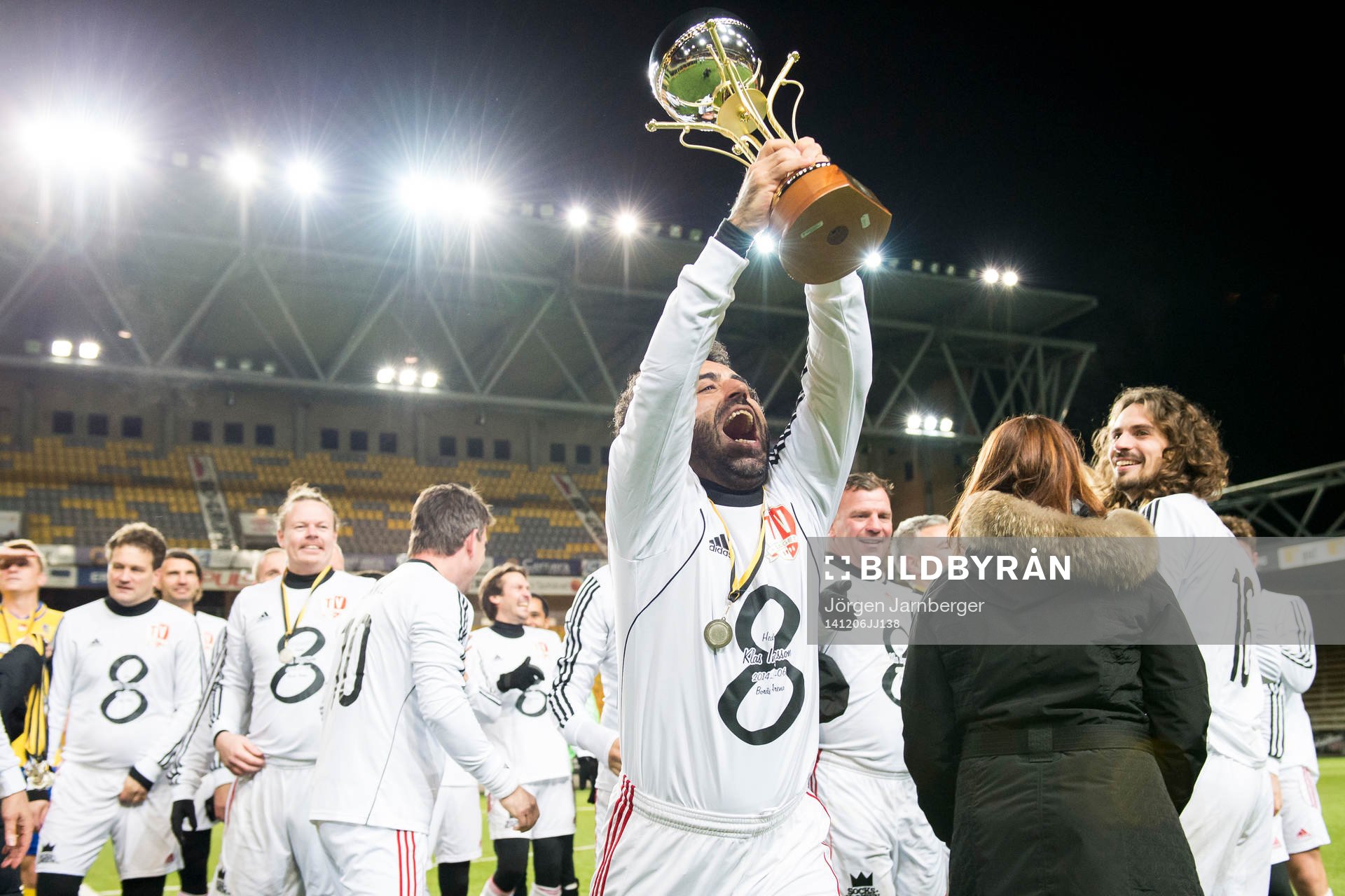 TV-lagets Özz Nujen höjer pokalen och jublar under Hedra Klas Ingessons fotbollsturnering den 6 december 2014 i Borås.