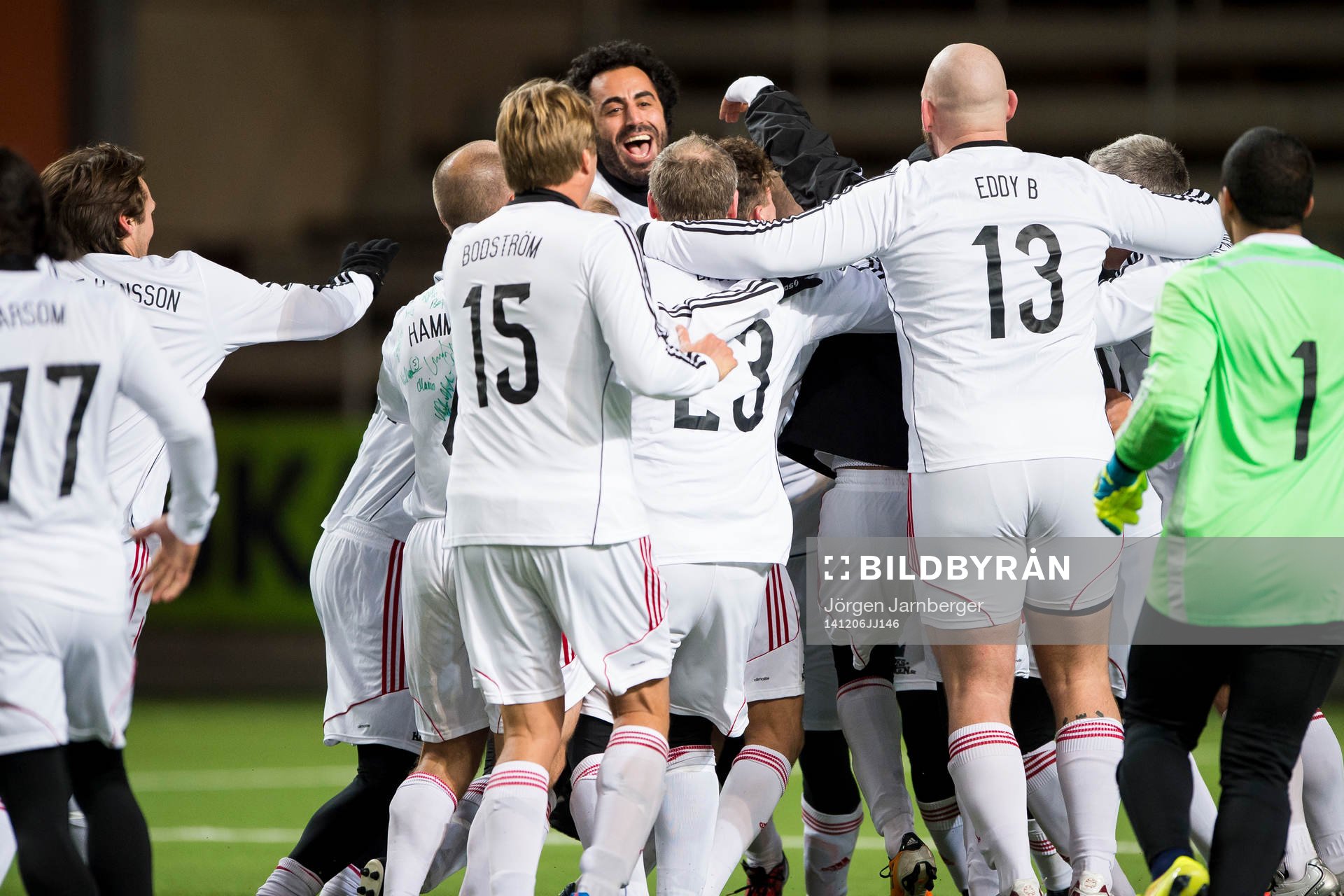 TV-lagets spelare jublar