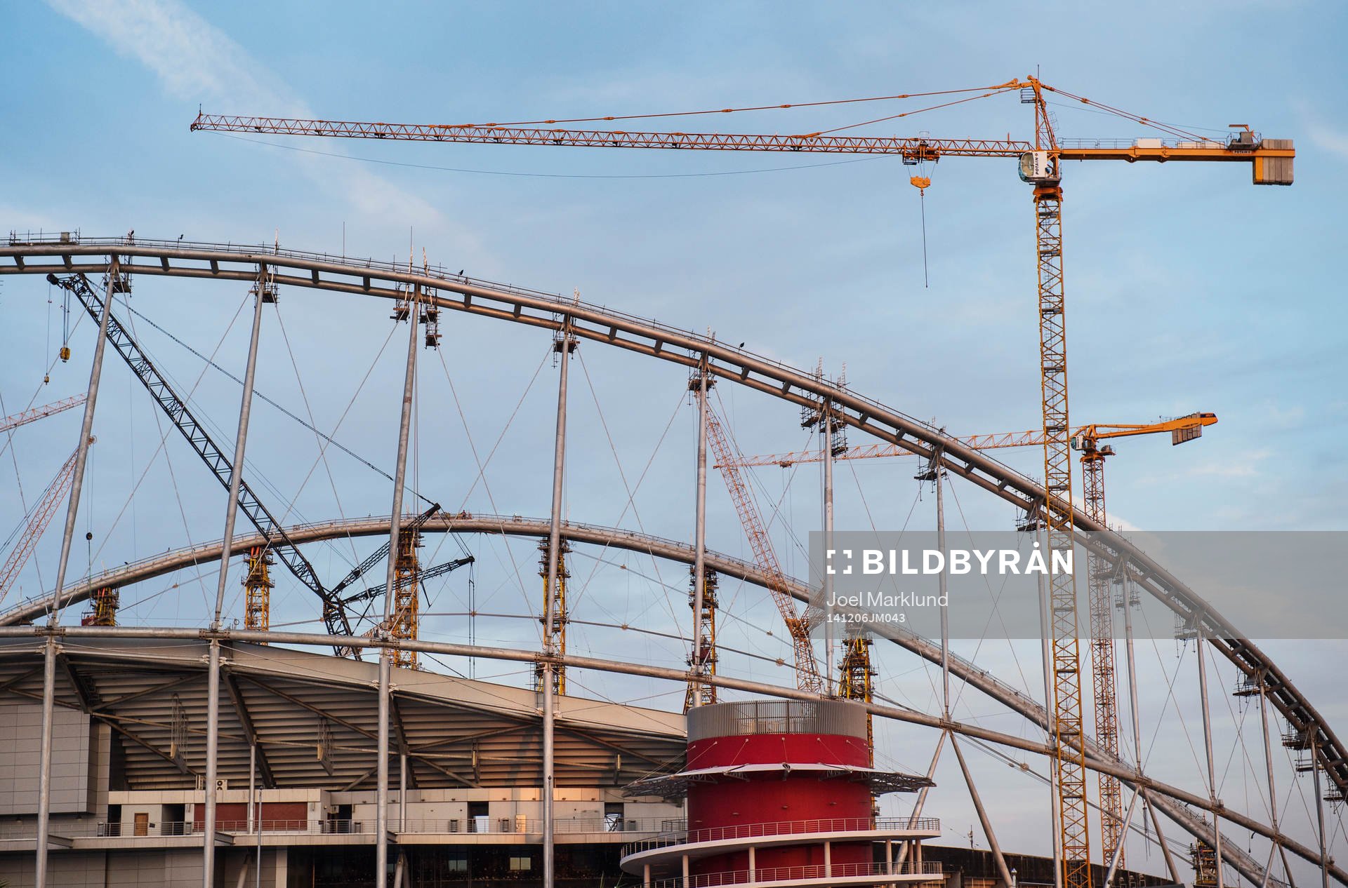 Khalifa International Stadium som renoveras den 6 december 2014 i Doha. Arenan kommer att användas under fotbolls-VM 2022.