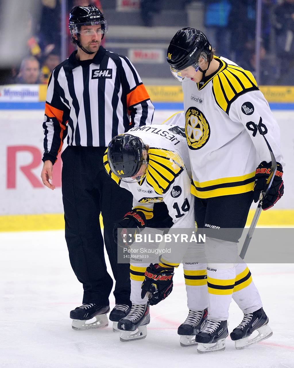 Brynäs David Westlund får hjälp att ta sig av isen