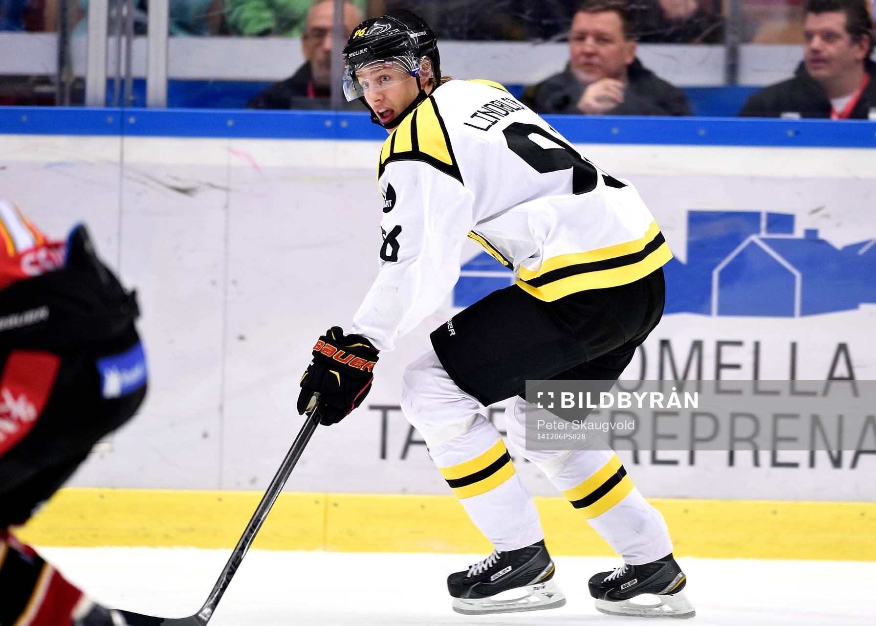 Brynäs Oskar Lindblom med pucken