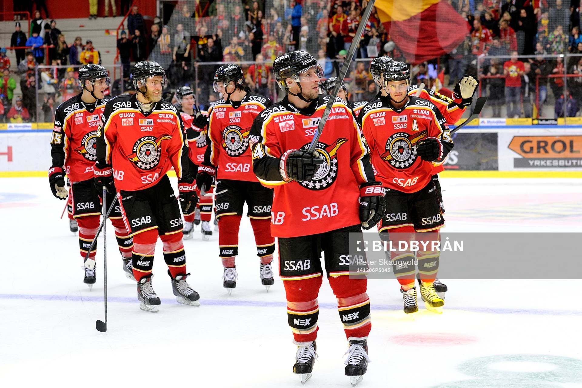 Luleås Cam Abbott och dom övriga spelarna i luleå tackar